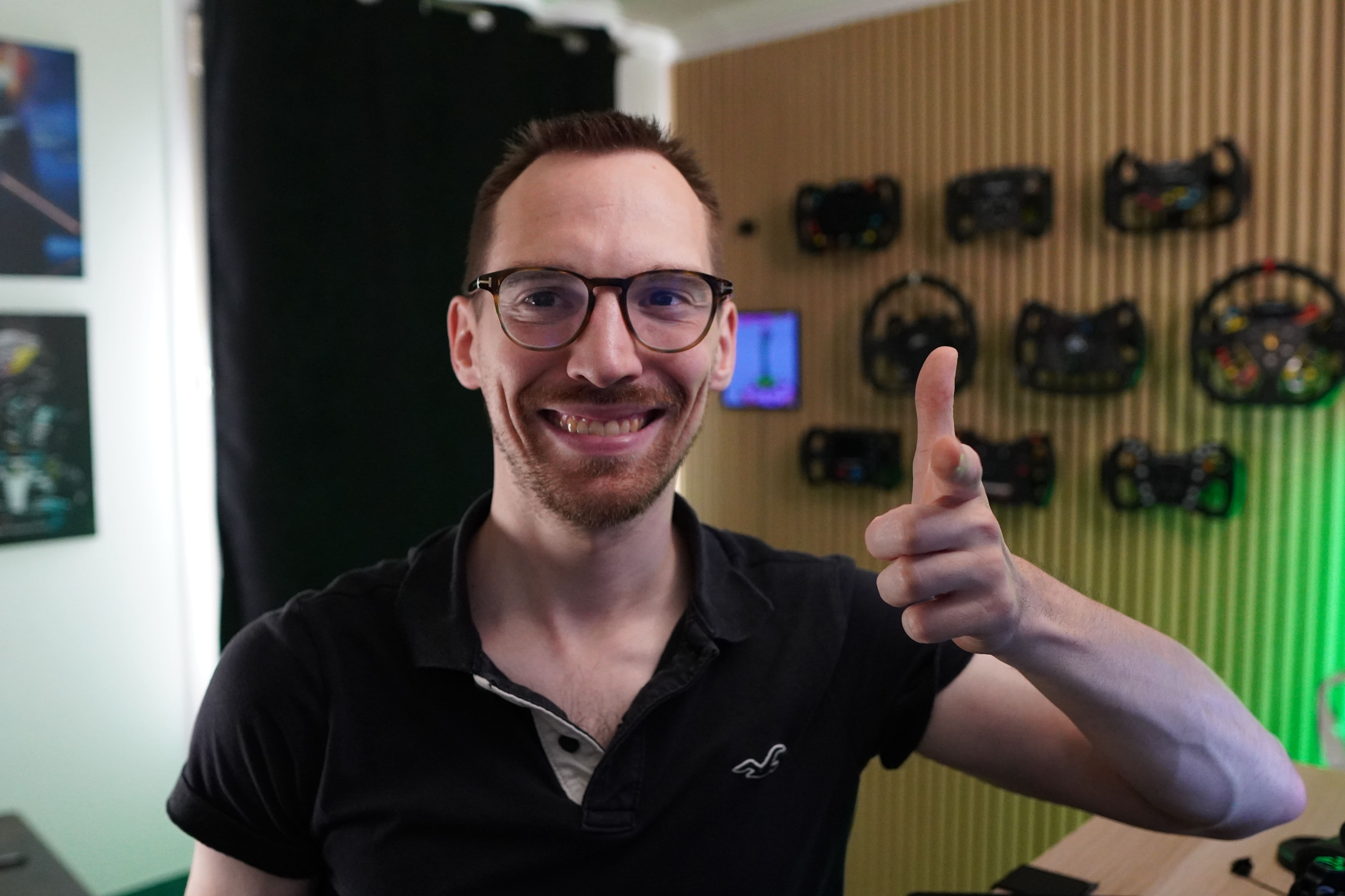 Ga\u00ebtan alias Gaga, devant son mur de volants sim racing