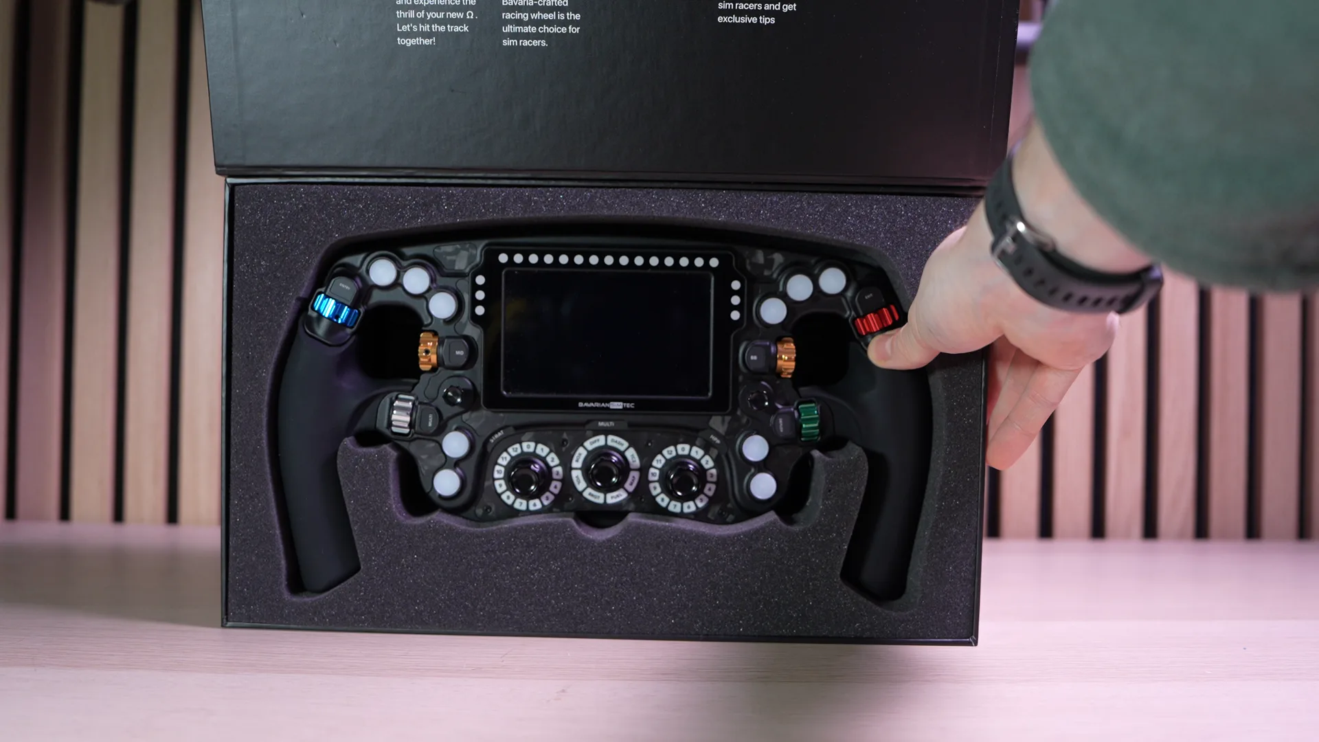 Boîte noire aimantée, volant calé dans la mousse : chez BavarianSimTec, le déballage fait partie de l'expérience, et c'est toujours extrêmement qualitatif.