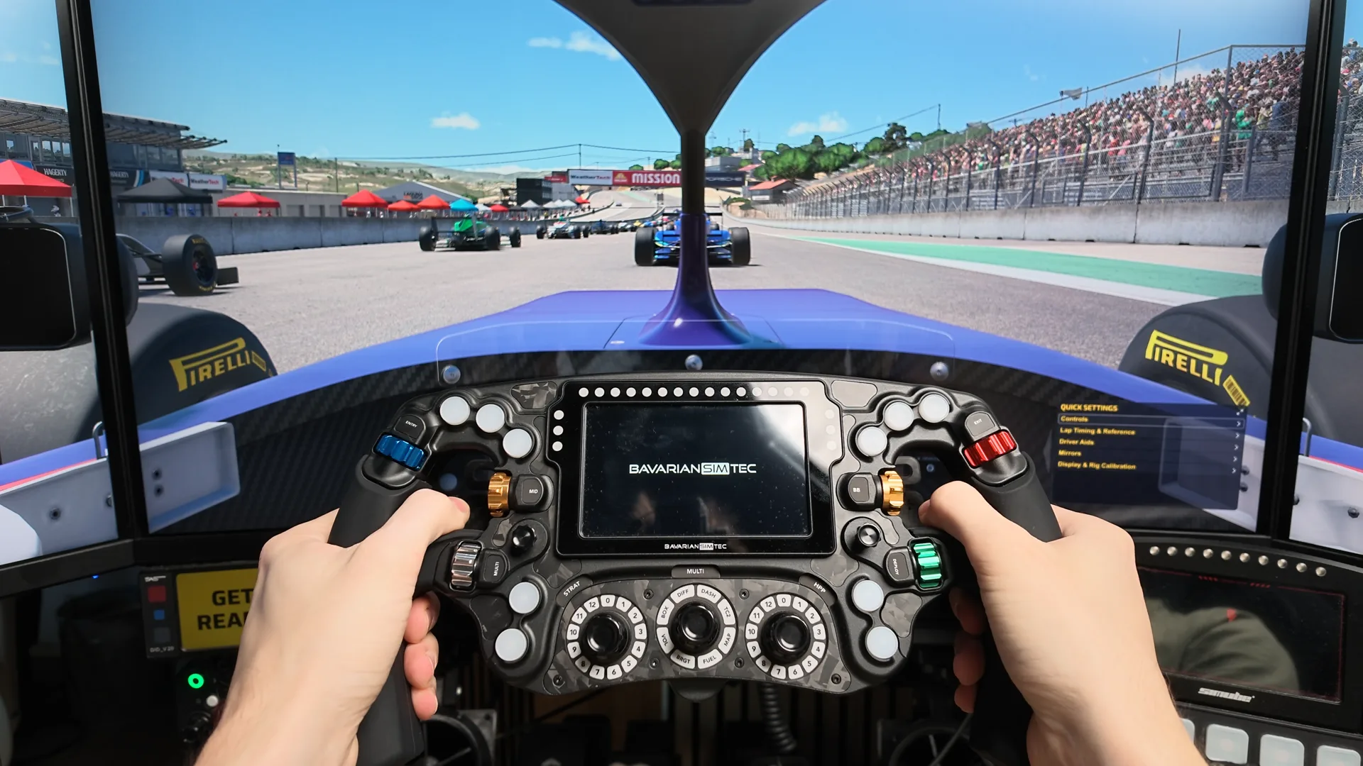 Clipsé sur ma Simucube 3 avec le QR Simube, il démarre : en passthrough, aucun câble ne pend entre le volant et la base.