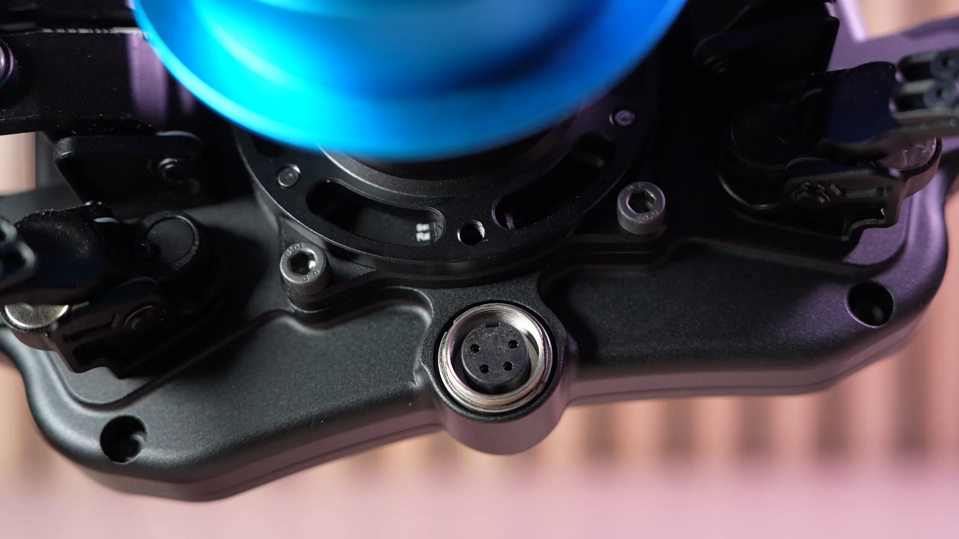Le connecteur Lumberg, sous le moyeu : c'est là que se branche le câble spiralé fourni, qui part en USB-A vers le PC.