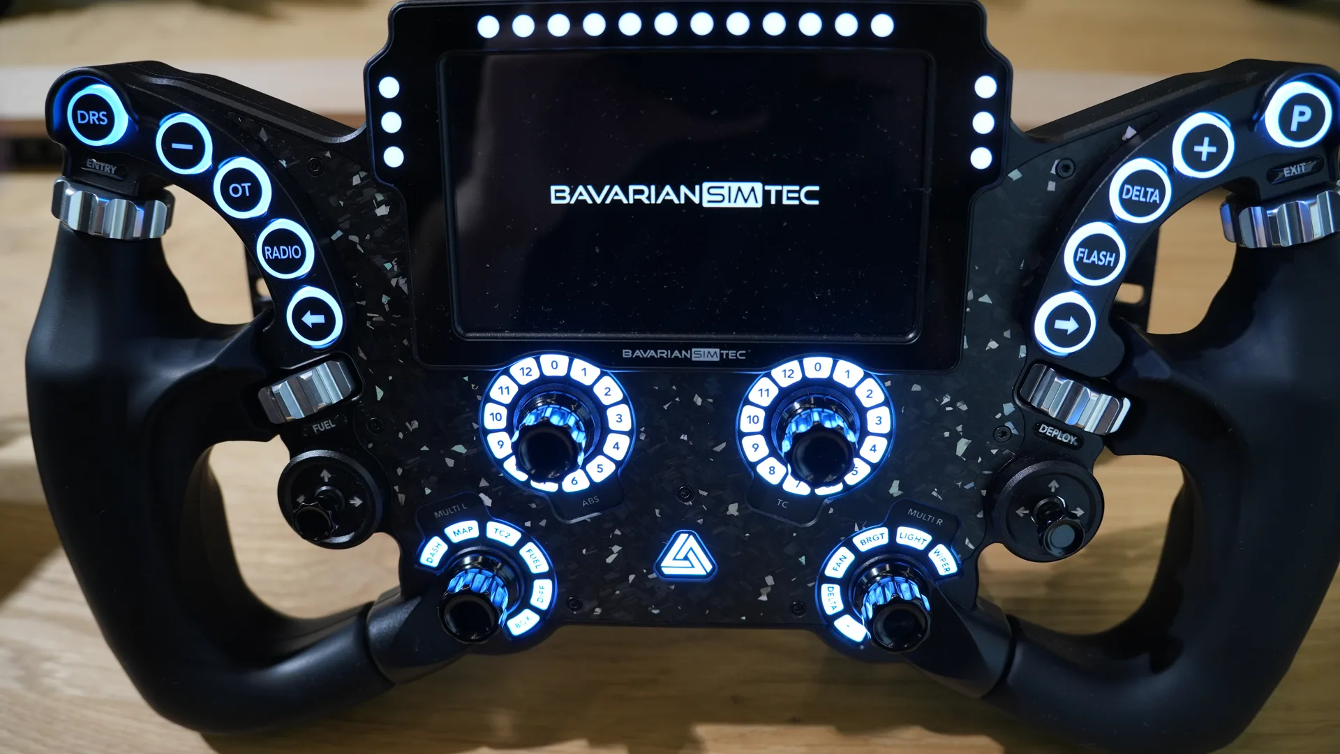 Le Delta PRO sur le stand BavarianSimTec : le même écran de 4,3 pouces, la même application, et 625 € de moins que l'Omega chez la marque.