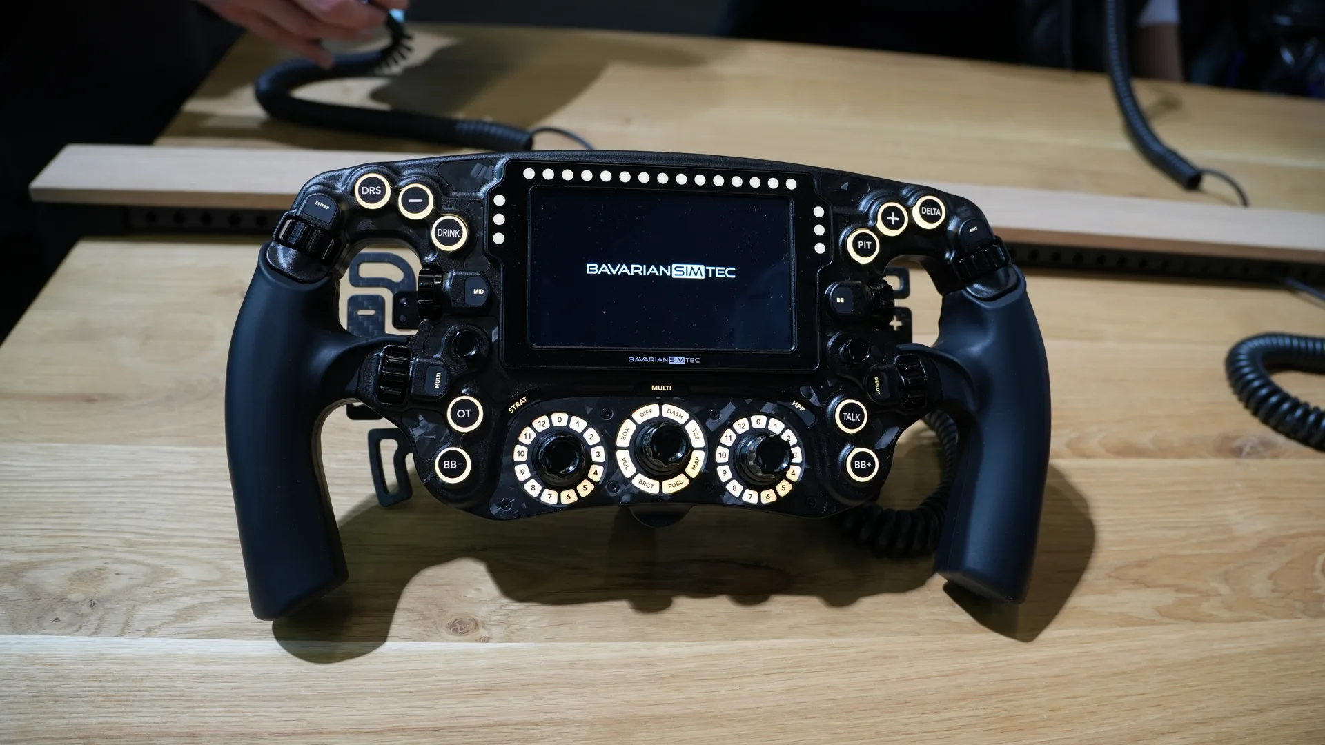 L'OmegaPRO V2 LCI sur le stand BavarianSimTec, à la SimRacing Expo. Le design ne bouge quasiment pas : c'est l'intérieur qui change.