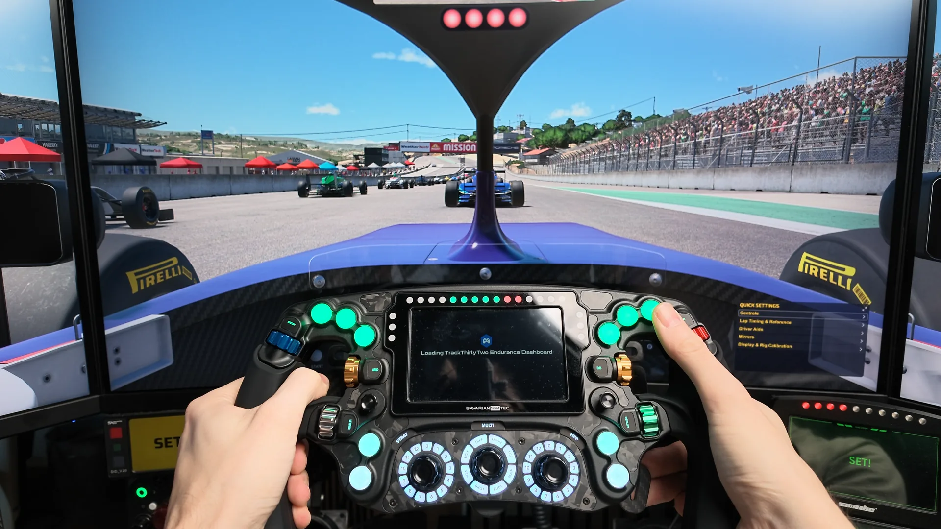 Feux rouges à Laguna Seca. L'écran charge encore le dashboard Endurance de TrackThirtyTwo : au quotidien, c'est SimHub qui fait tourner mon Omega.