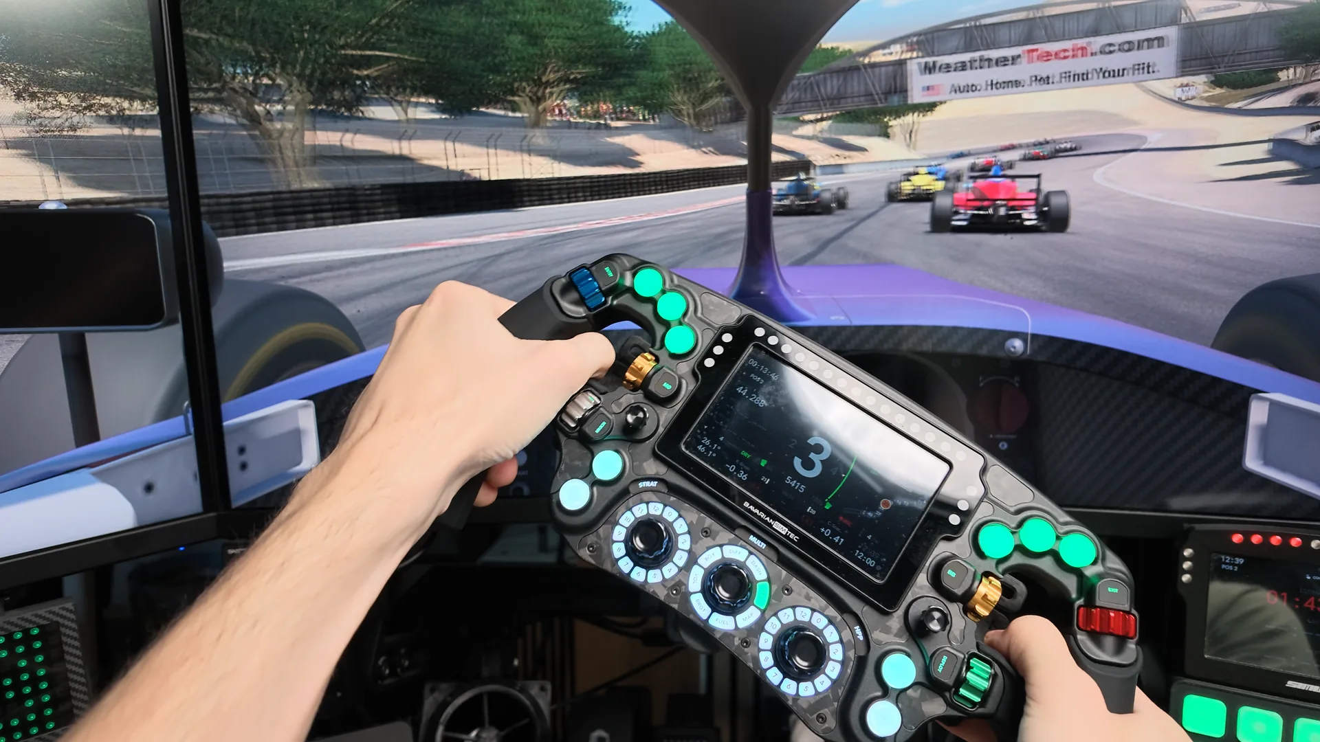 Dans le peloton, en monoplace : c'est pour ce pilotage-là que je le conseille. En GT, je regarderais plutôt du côté du Delta PRO.