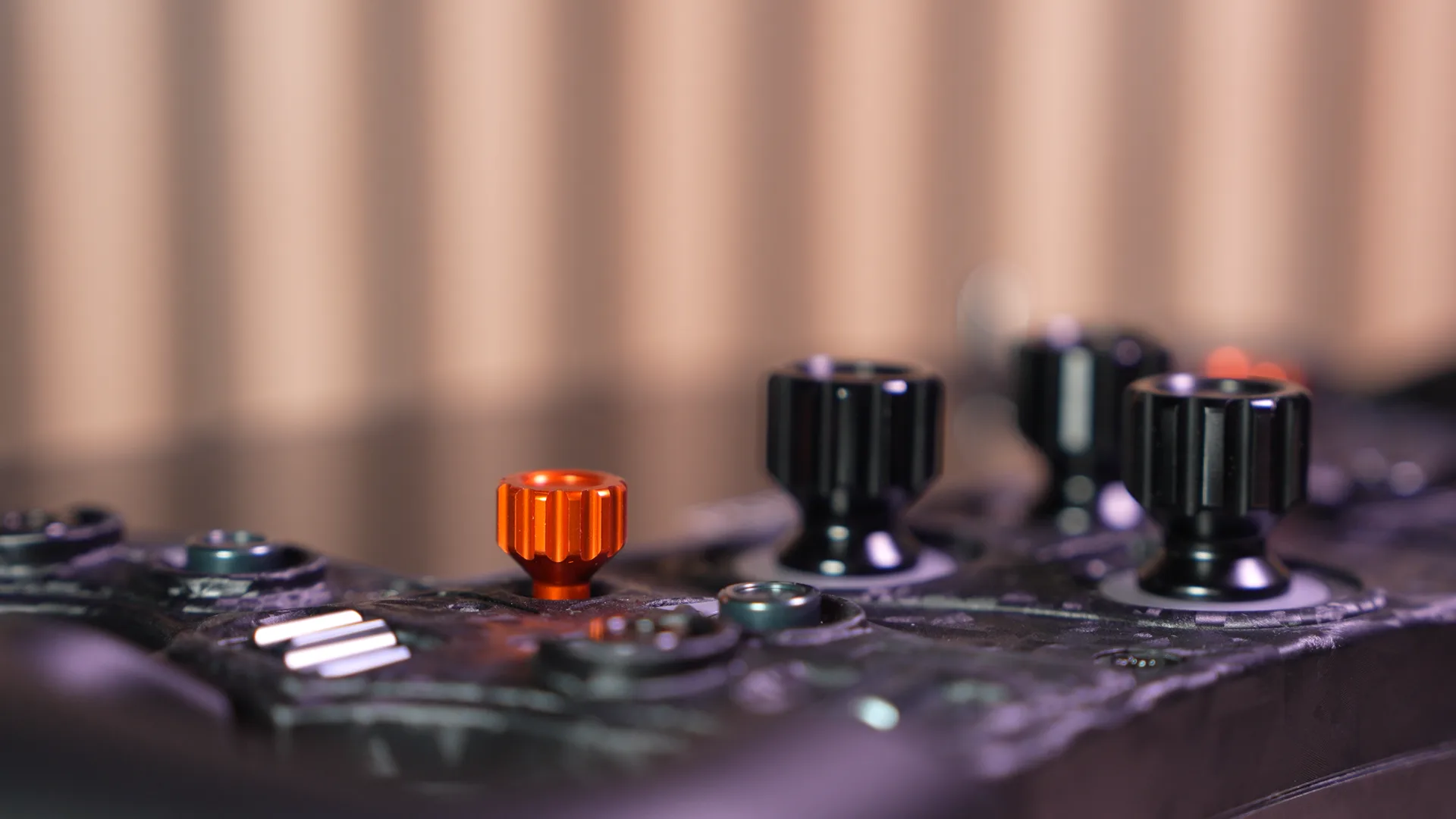 Les commandes centrales de profil, avec un capuchon de funky switch orange
