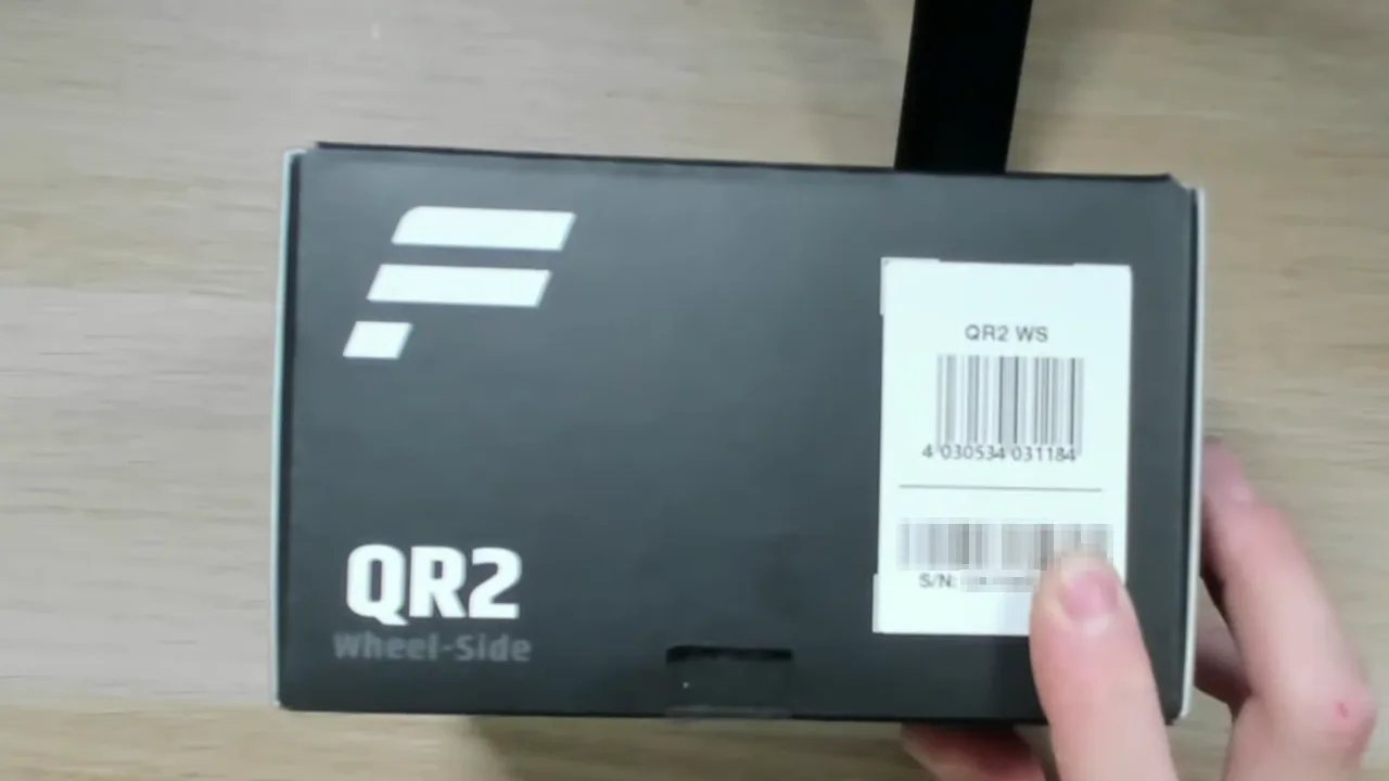 Retournez la boîte du QR2 de Fanatec : l'étiquette est là aussi, avec son numéro de série. C'est le code à suivre.