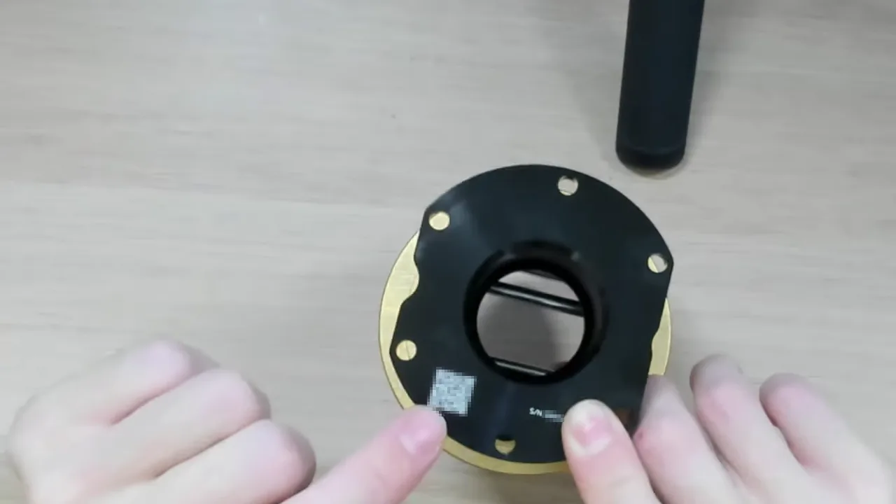 Pas de boîte ? Retournez le QR. Sous le QR2 Pro de Fanatec, un petit QR code et le numéro d'identification sont marqués sur la platine.