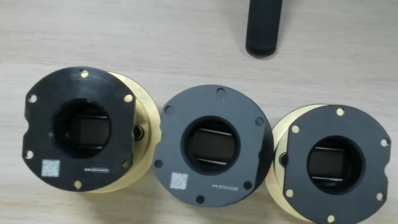 Le QR2 Pro et le QR2 de Fanatec portent leur QR code et leur numéro. L'imitation de Simube, la troisième, n'a rien de tout ça.