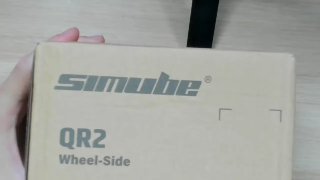 Chez Simube, c'est très similaire. L'emplacement de l'étiquette est même tracé sur le carton, mais il reste vide : pas de numéro.