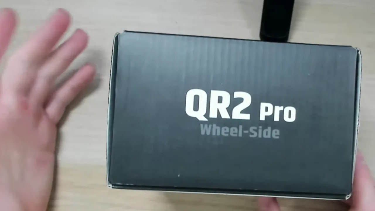 Et chez Simube ? Juste « QR2 Pro ». Aucune étiquette, peu importe la face, donc aucun numéro pour l'authentifier.