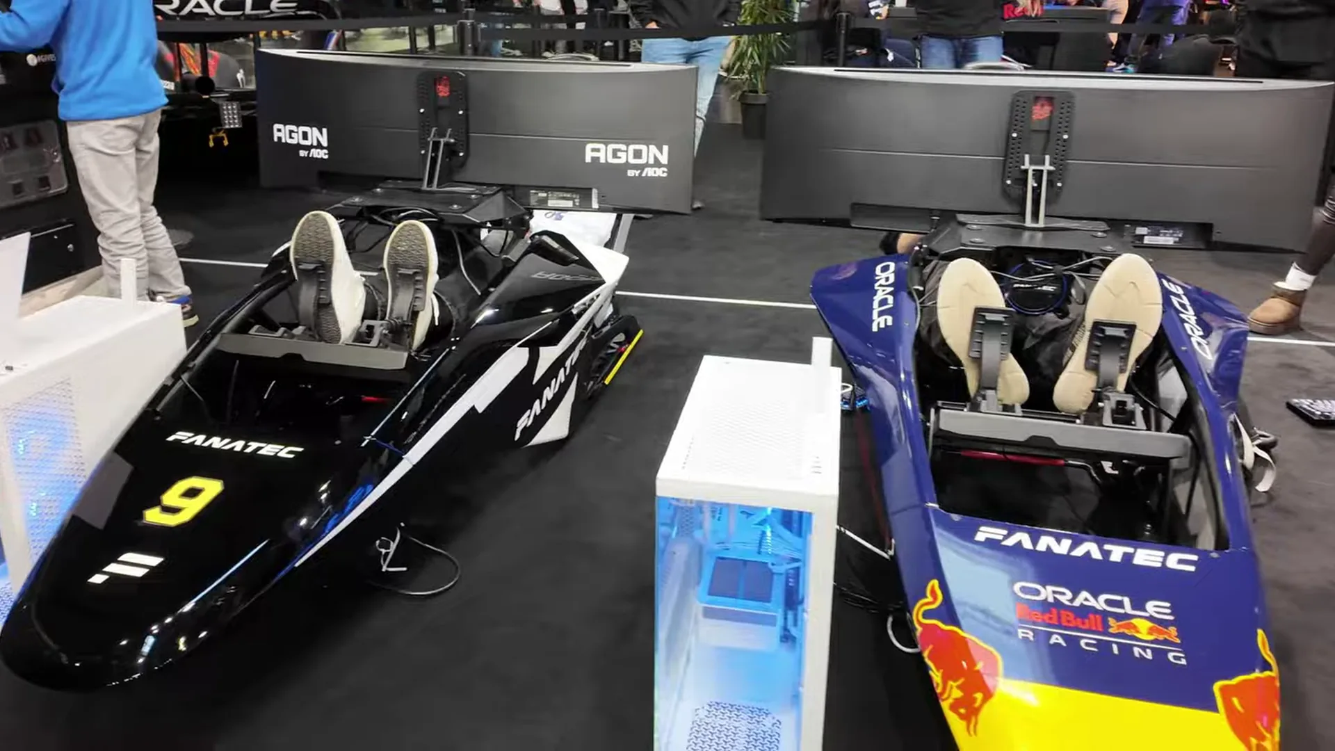 Les cockpits formule du stand Fanatec, l'un aux couleurs d'Oracle Red Bull Racing. Je ne sais pas s'ils seront vendus un jour, mais ils étaient super sympas.