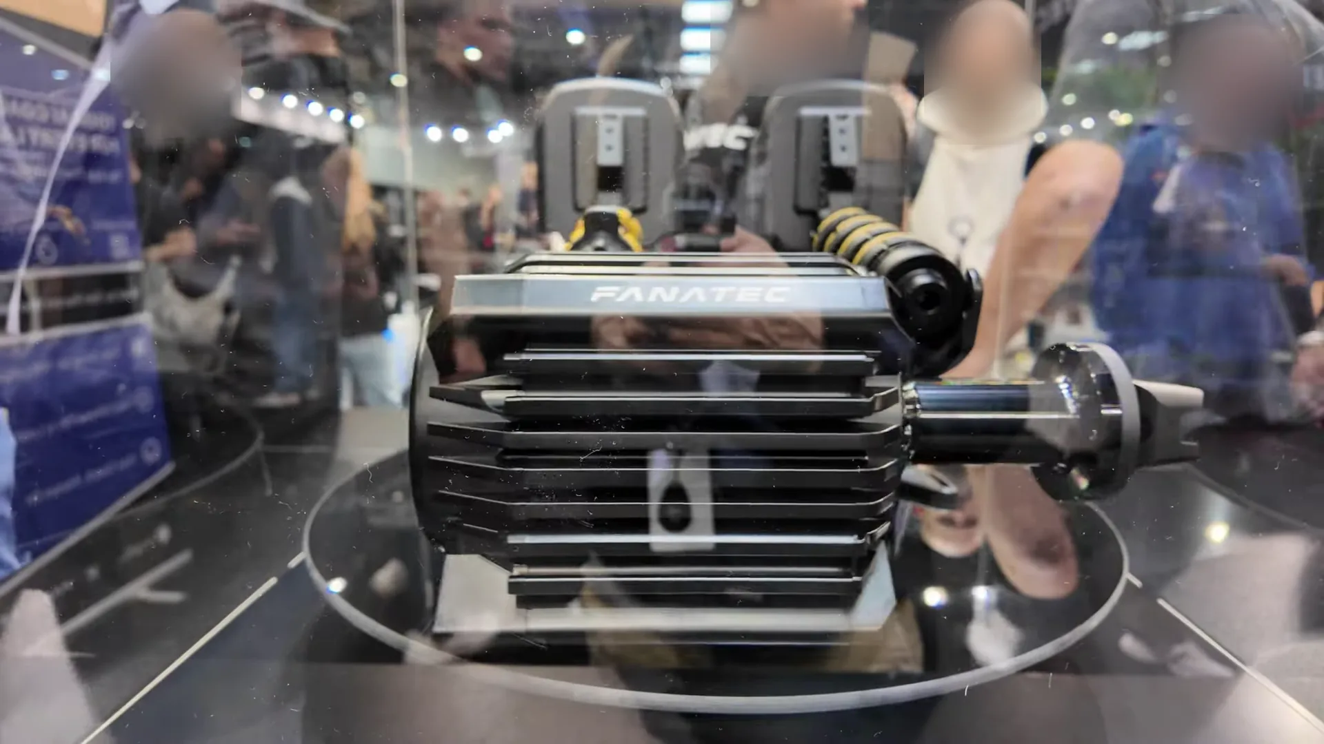 La nouvelle base Podium de 25 Nm, sous vitrine. Fanatec l'a mise en vente le 15 janvier 2026, avec la rallonge de 10 cm fournie, comme annoncé.