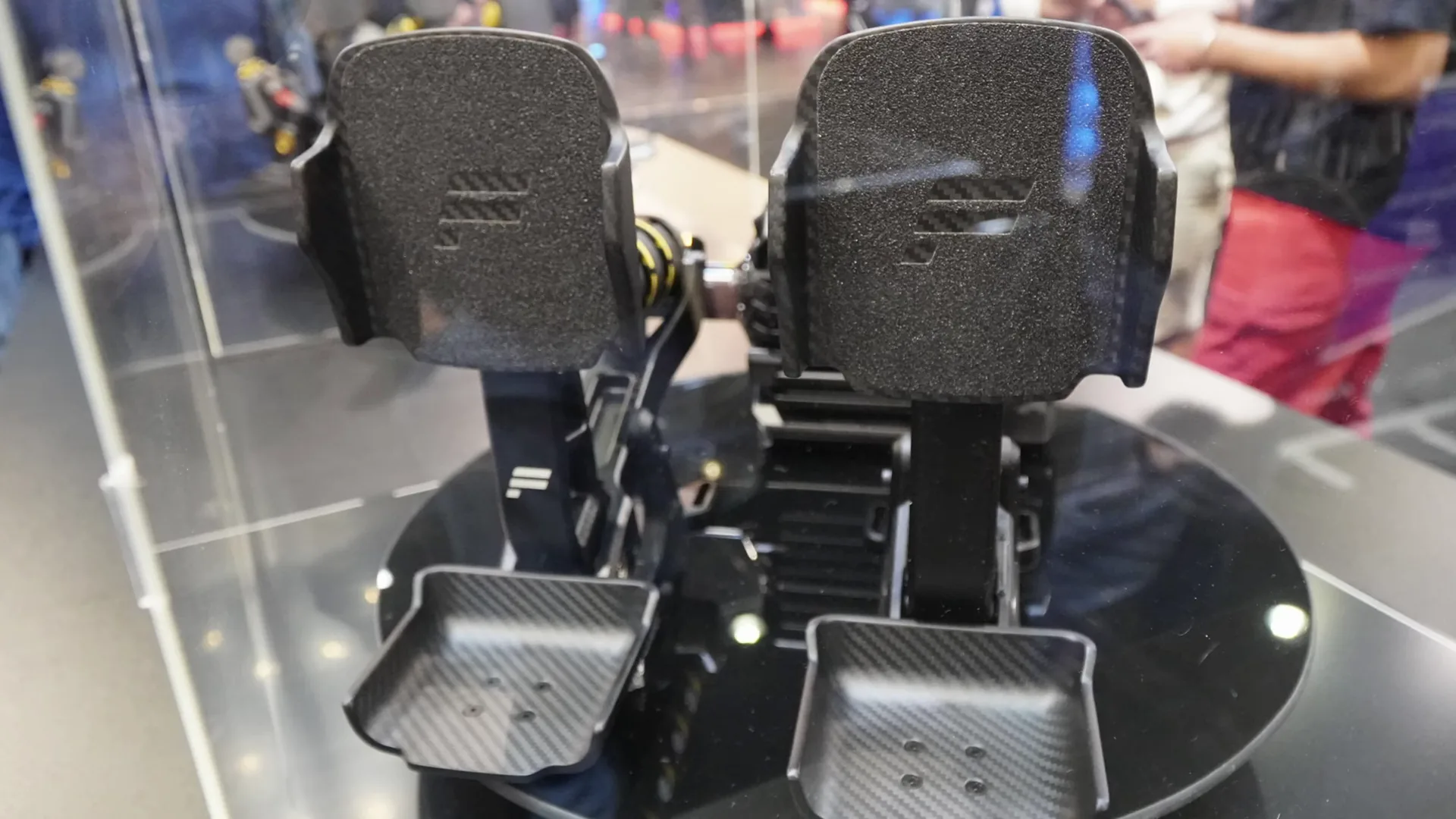 La version typée F1, avec ses talonnettes en carbone. Fanatec l'a sortie le 25 juin 2026 sous le nom de Podium Pedals Formula, à 699,95 €.