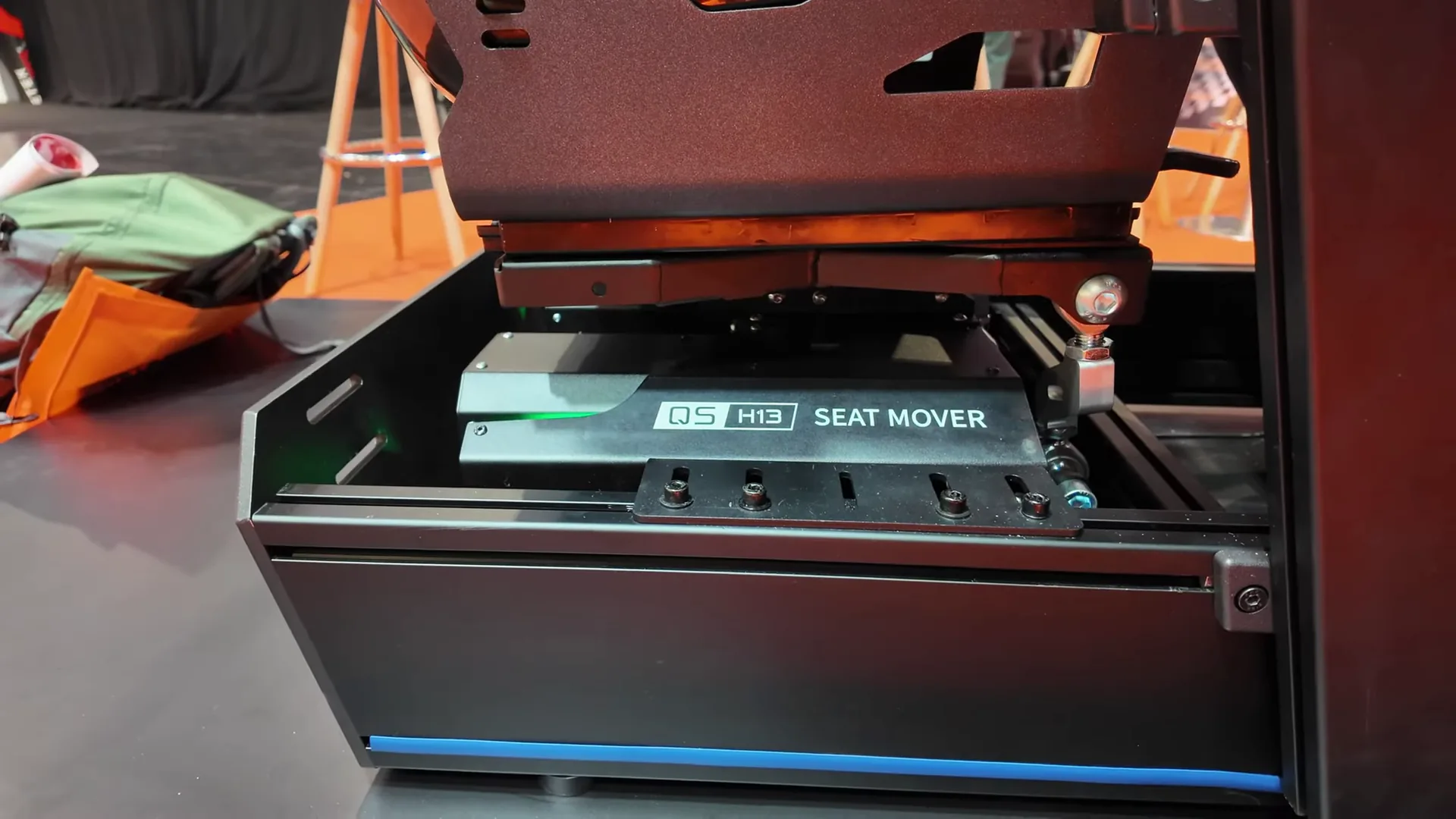 Le QS-H13, le nouveau seat mover de Qubic, sous un baquet chez un revendeur. Sur le salon, il était réglé en mode montagnes russes.
