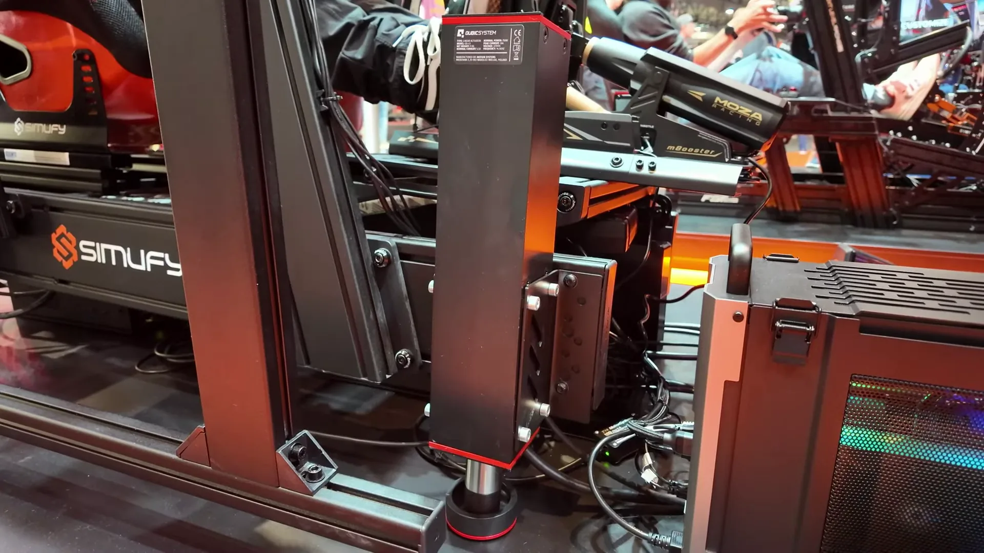 Un vérin Qubic System sur un châssis du stand Simufy. Et derrière, déjà, une pédale active MOZA mBooster, que j'ai testée depuis.