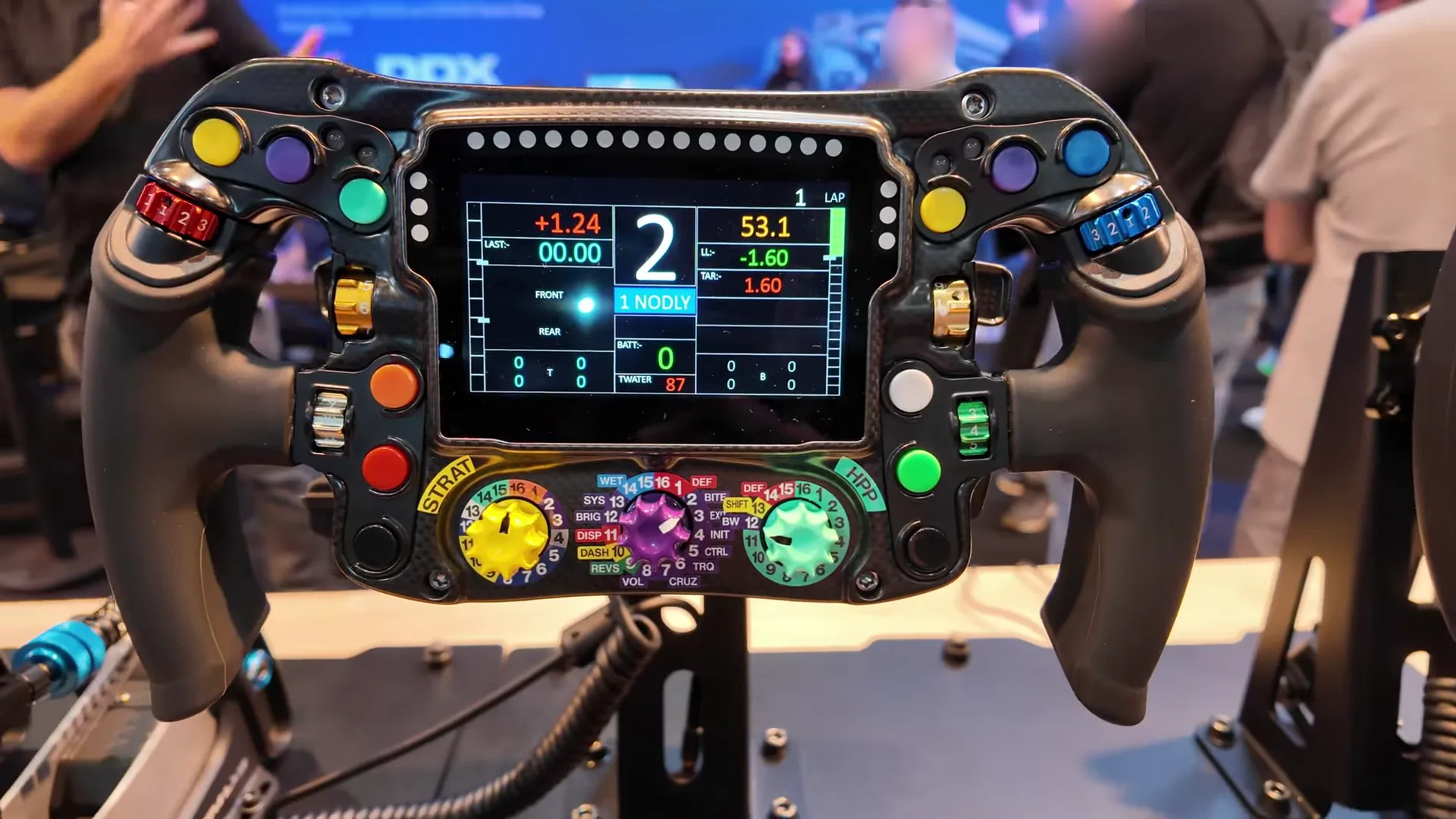 La réplique du volant Mercedes-AMG F1, l'autre star du stand. Rotatifs, molettes, écran : de quoi cliquer dans tous les sens.