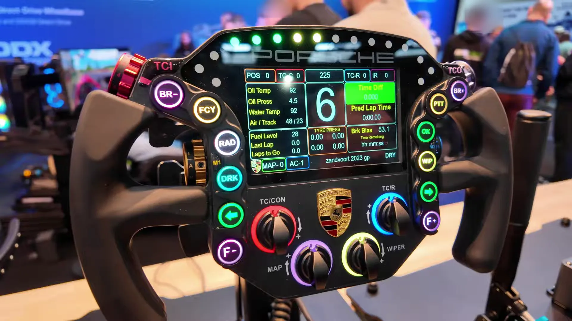Le Porsche 911 RSR, l'un des nombreux volants du stand Sim-Lab. Il est à 1 982,48 € sur le site de la marque le 28 octobre 2026.
