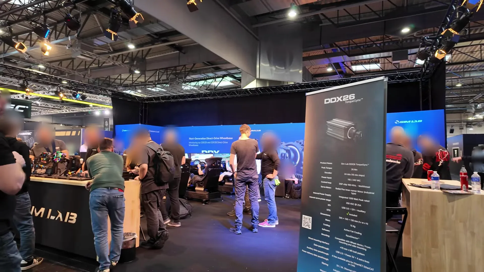 Le stand Sim-Lab et sa DDX26 sur le kakémono. J'avais réservé un créneau, et c'est ce qui m'a permis de l'essayer en 26 et en 39 Nm.