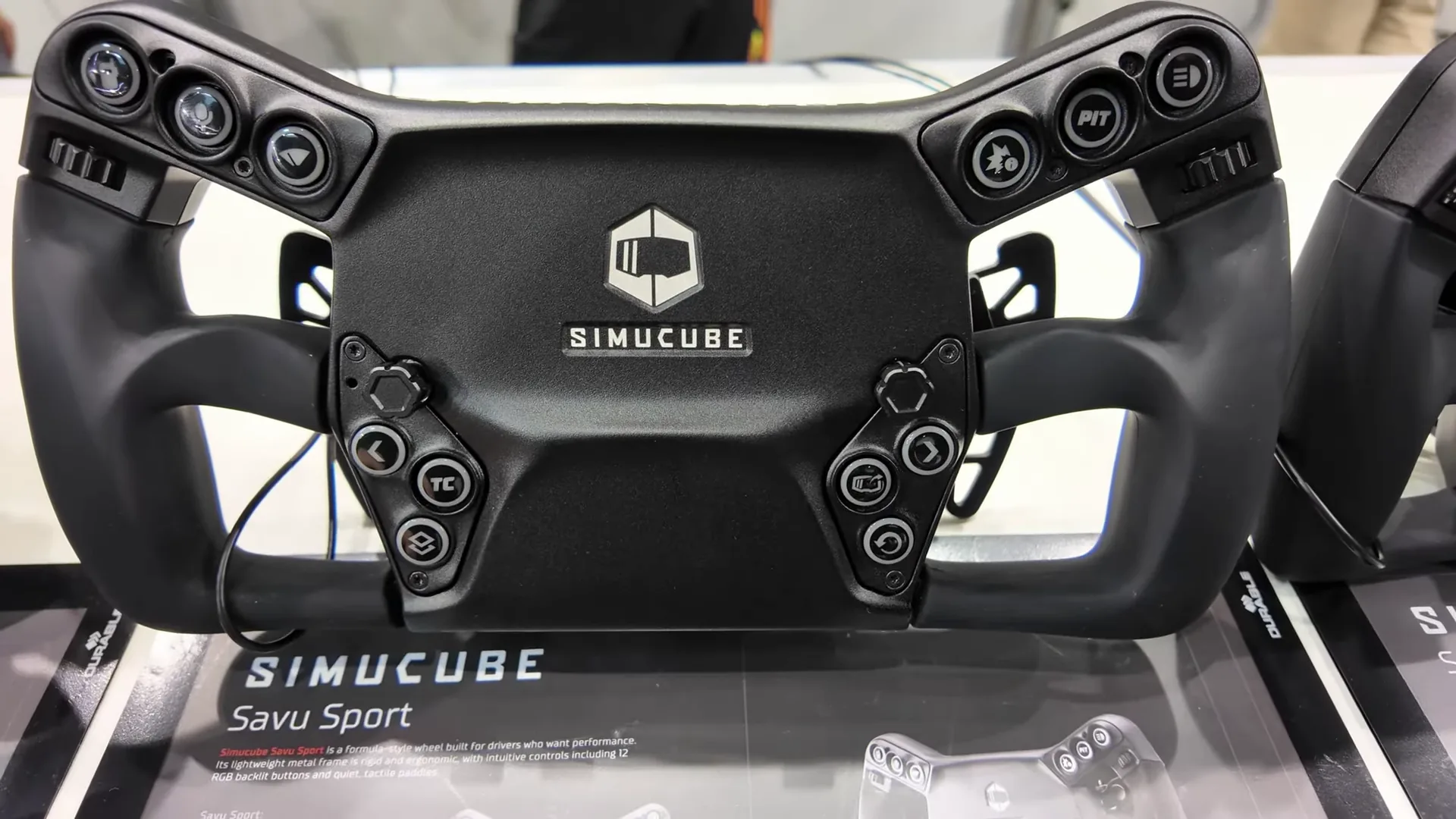 Le Savu Sport, l'un des deux volants présentés avec la Simucube 3. Matériaux et boutons, tout m'a plu ; dommage qu'il reste chez Simucube.