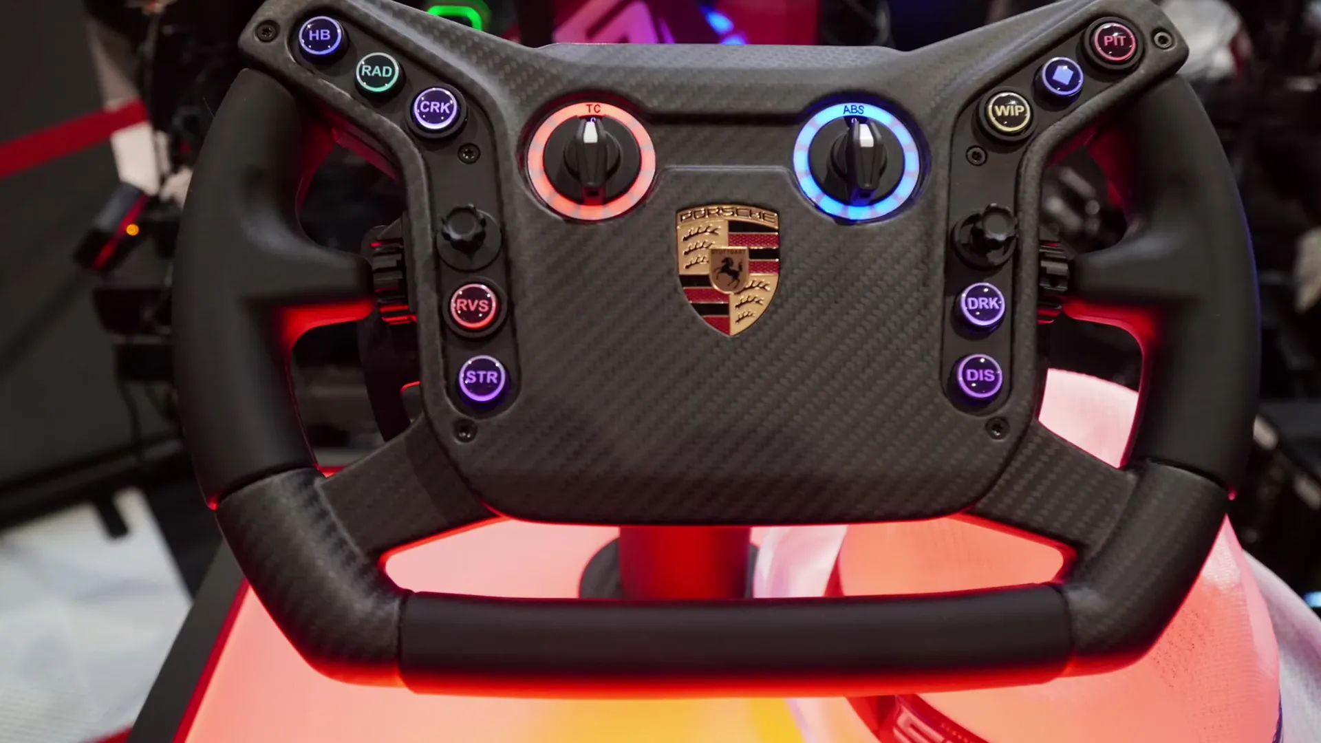 Le Porsche 911 Cup de VPG, fabriqué d'après VPG dans l'usine même du volant de la voiture. 1 030 g selon la marque : la légèreté se sent tout de suite.