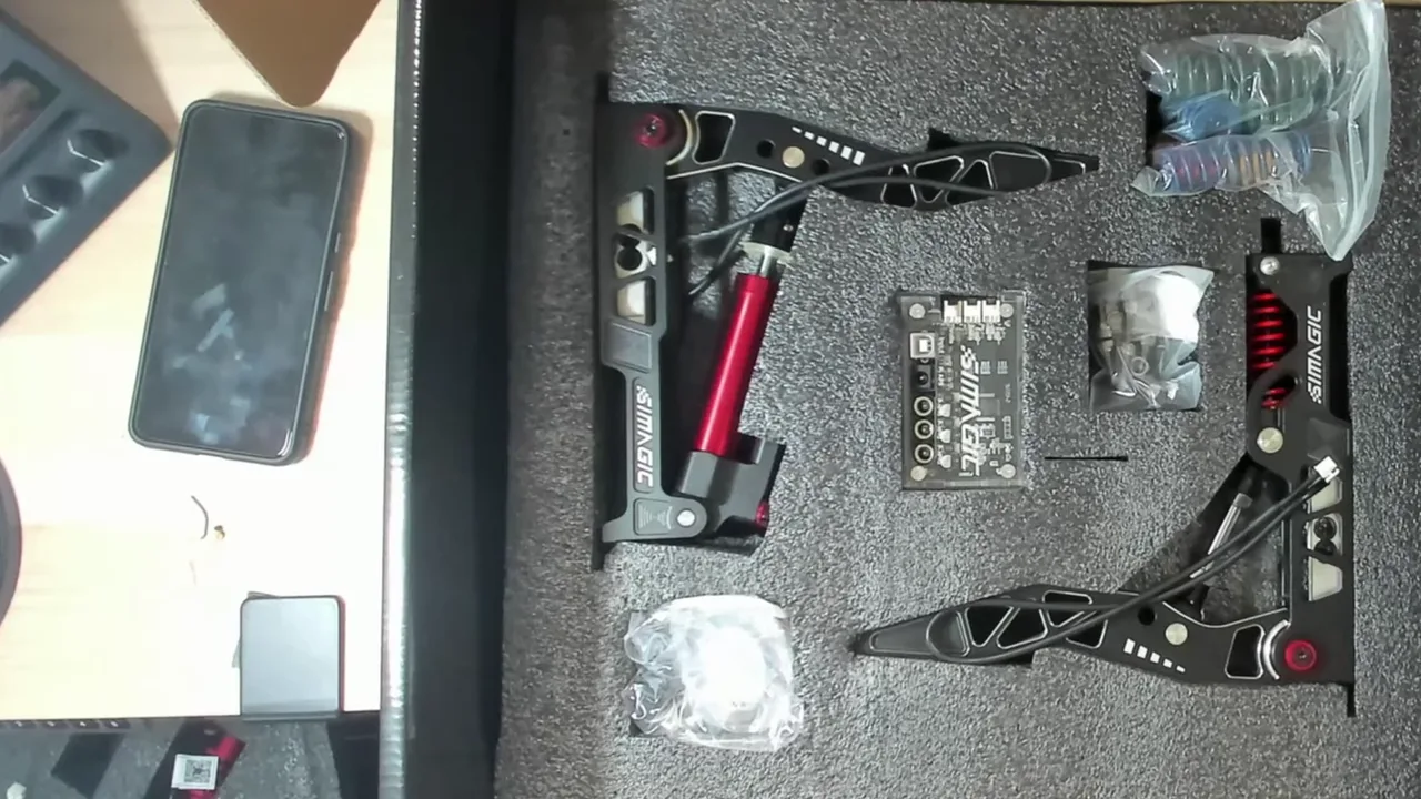 Sous le frein, le deuxième étage : l'accélérateur, l'embrayage, la control box, un sachet de ressorts de rechange et toute la visserie.