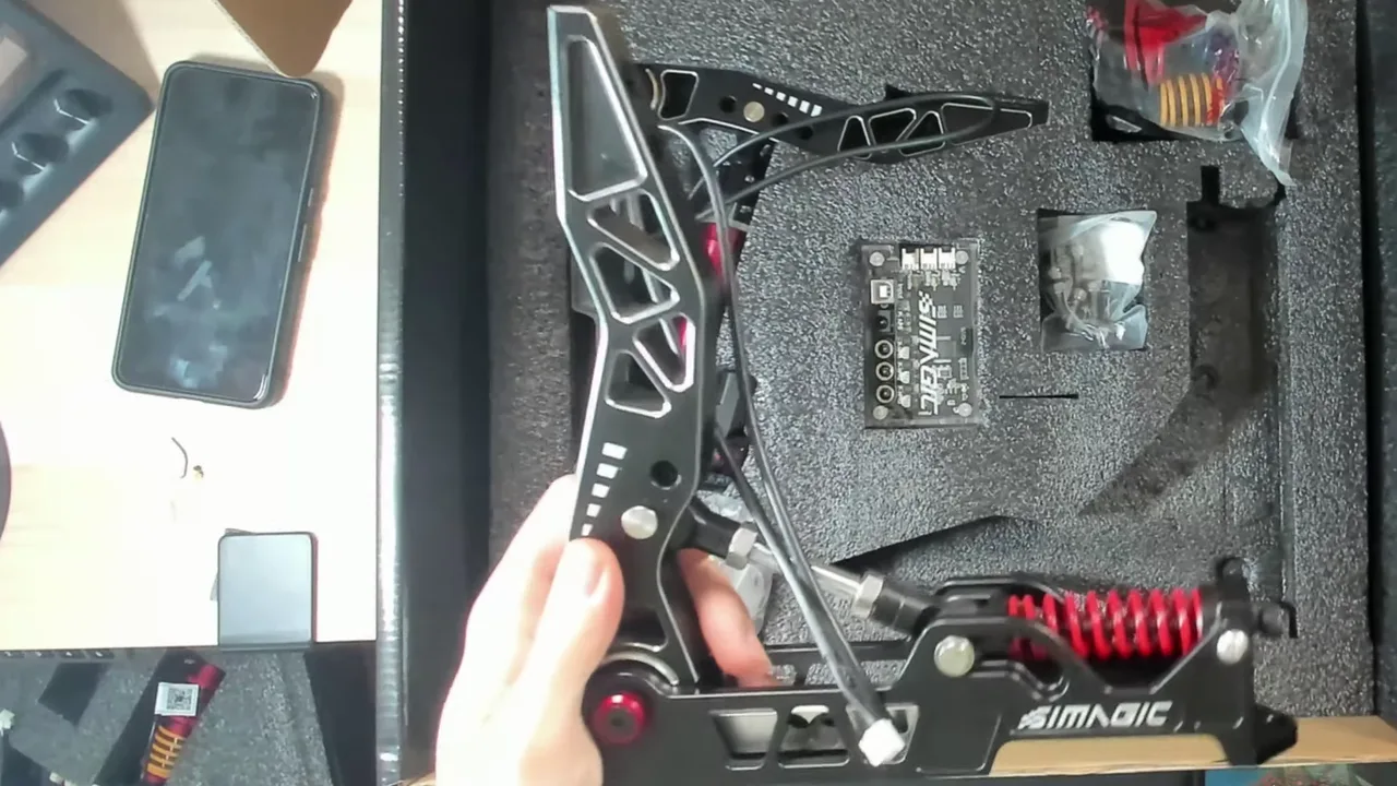 L'embrayage, avec son gros ressort rouge. Rien à voir avec celui du SimJack Pro : ici, Simagic a cherché à imiter un point de patinage.