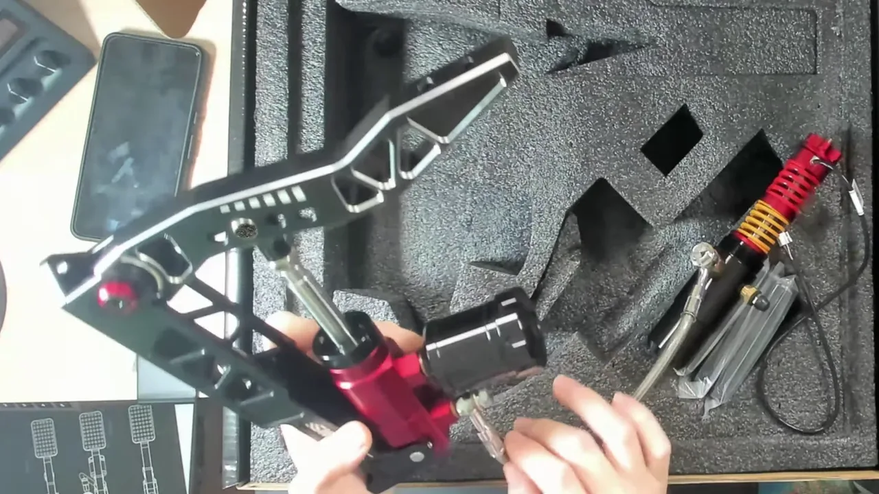 Regardez les arêtes de la pédale : tout est chanfreiné, l'aluminium est propre. C'est ce genre de détail qu'on remarque dès l'ouverture.