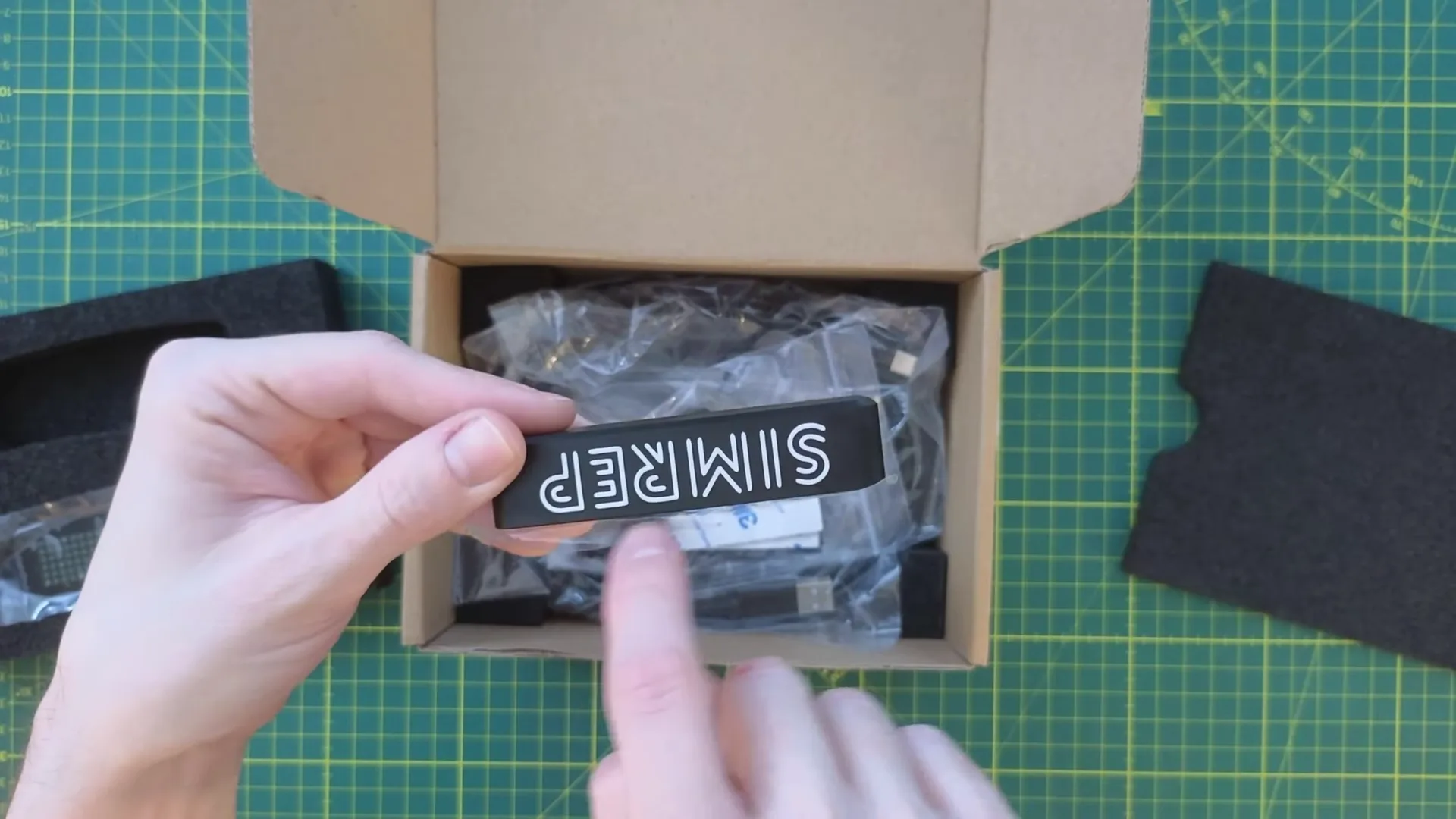 Le logo SimRep gravé sur le dessus, du blanc sur l'aluminium noir. C'est ce genre de détail qui fait la différence avec un iFlag.