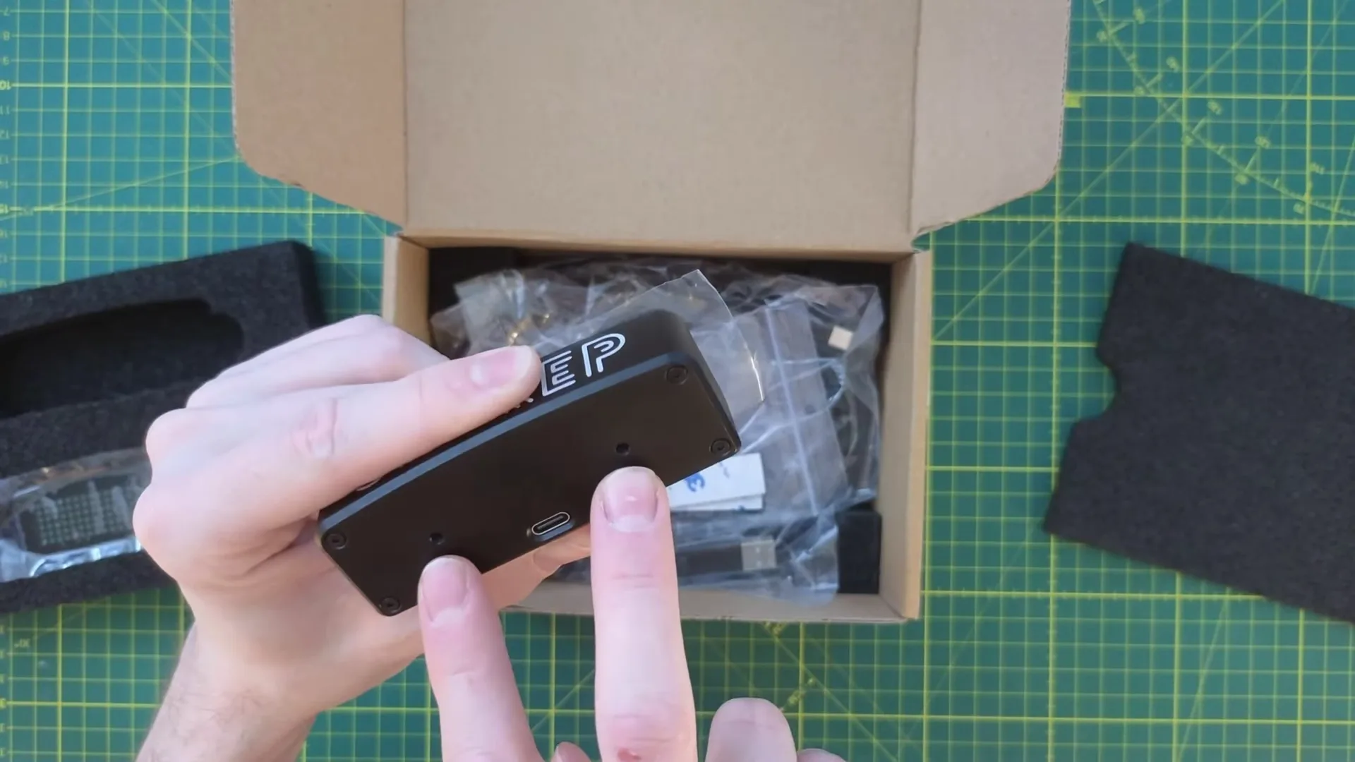 Un port USB-C à l'arrière de chaque MLD, et donc un câble par afficheur. Deux MLD, ce sont deux ports USB de moins.