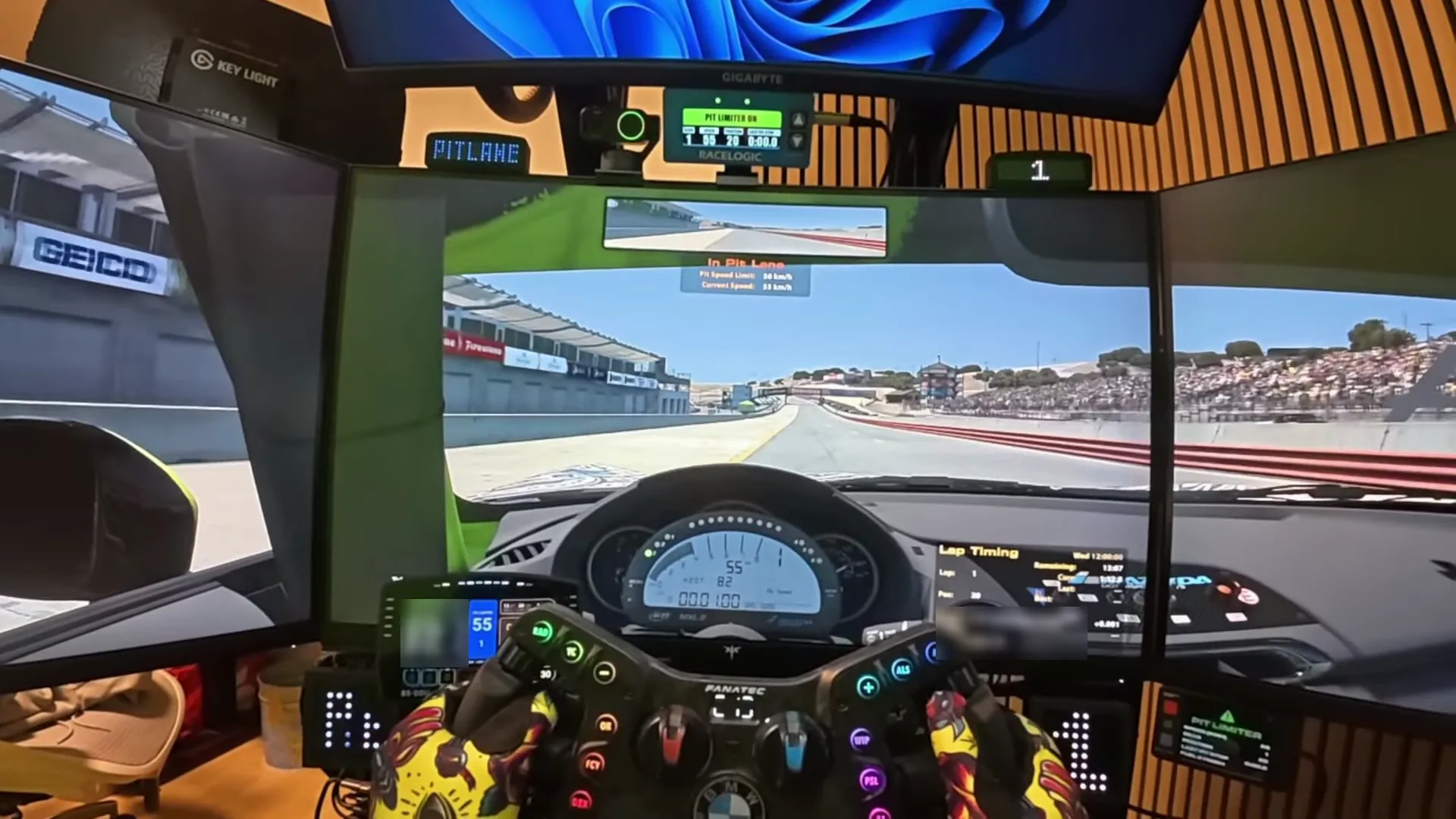 Dans la voie des stands, « PITLANE » en toutes lettres. Un iFlag, avec ses 8 LED de large, ne peut pas écrire un mot pareil.