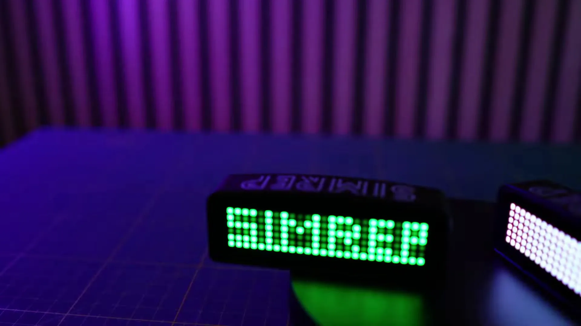 Au repos, hors jeu, le profil de SimRep écrit simplement son nom. 150 LED derrière une vitre, contre 64 sur un iFlag.