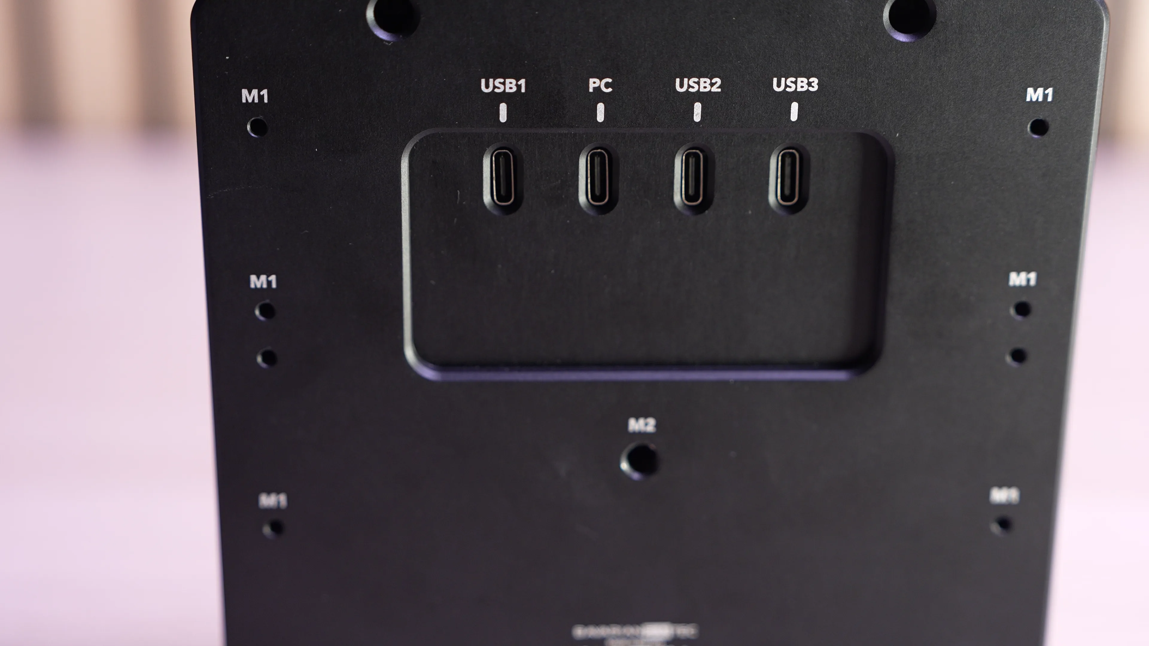 Vue arrière complète : ports USB-C et trous de vis M1 pour accessoires