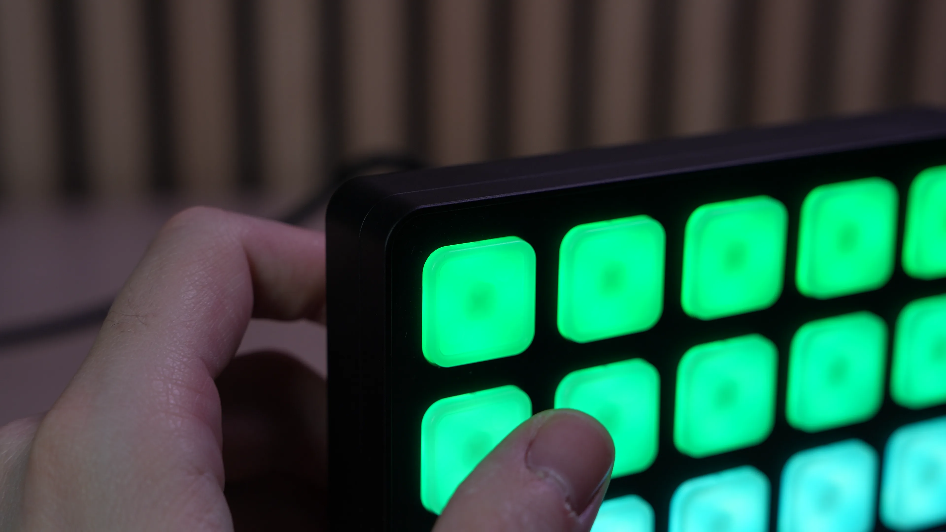 Gros plan sur un bouton RGB vert, appui du doigt