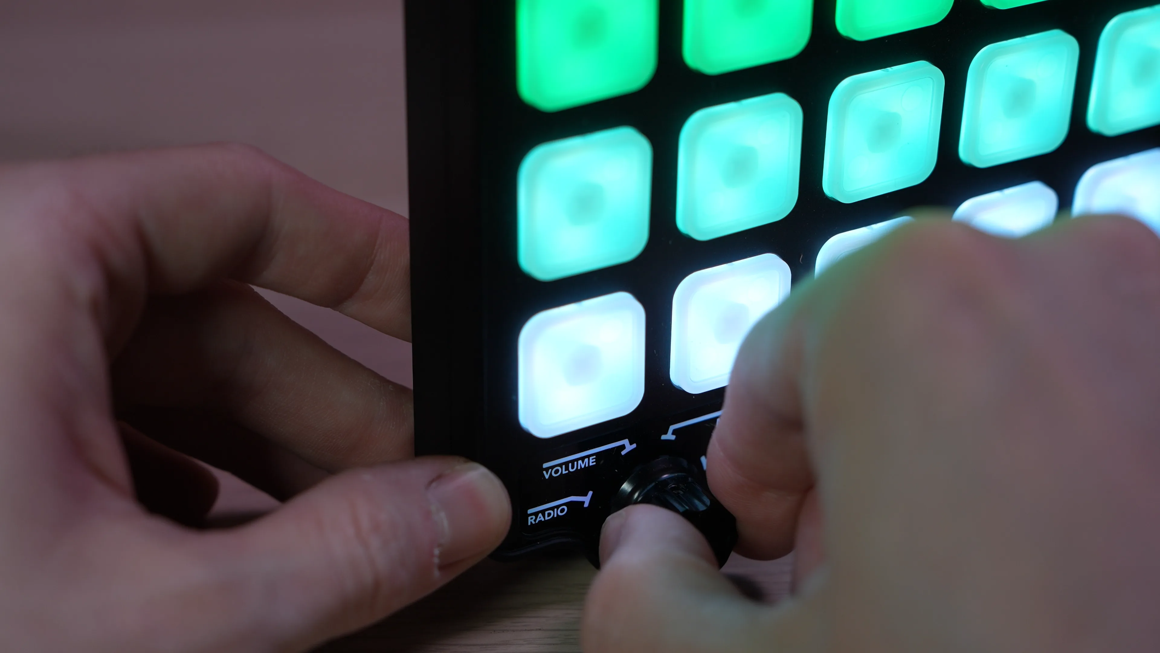 Encodeur rotatif gauche en action (Volume / Radio)
