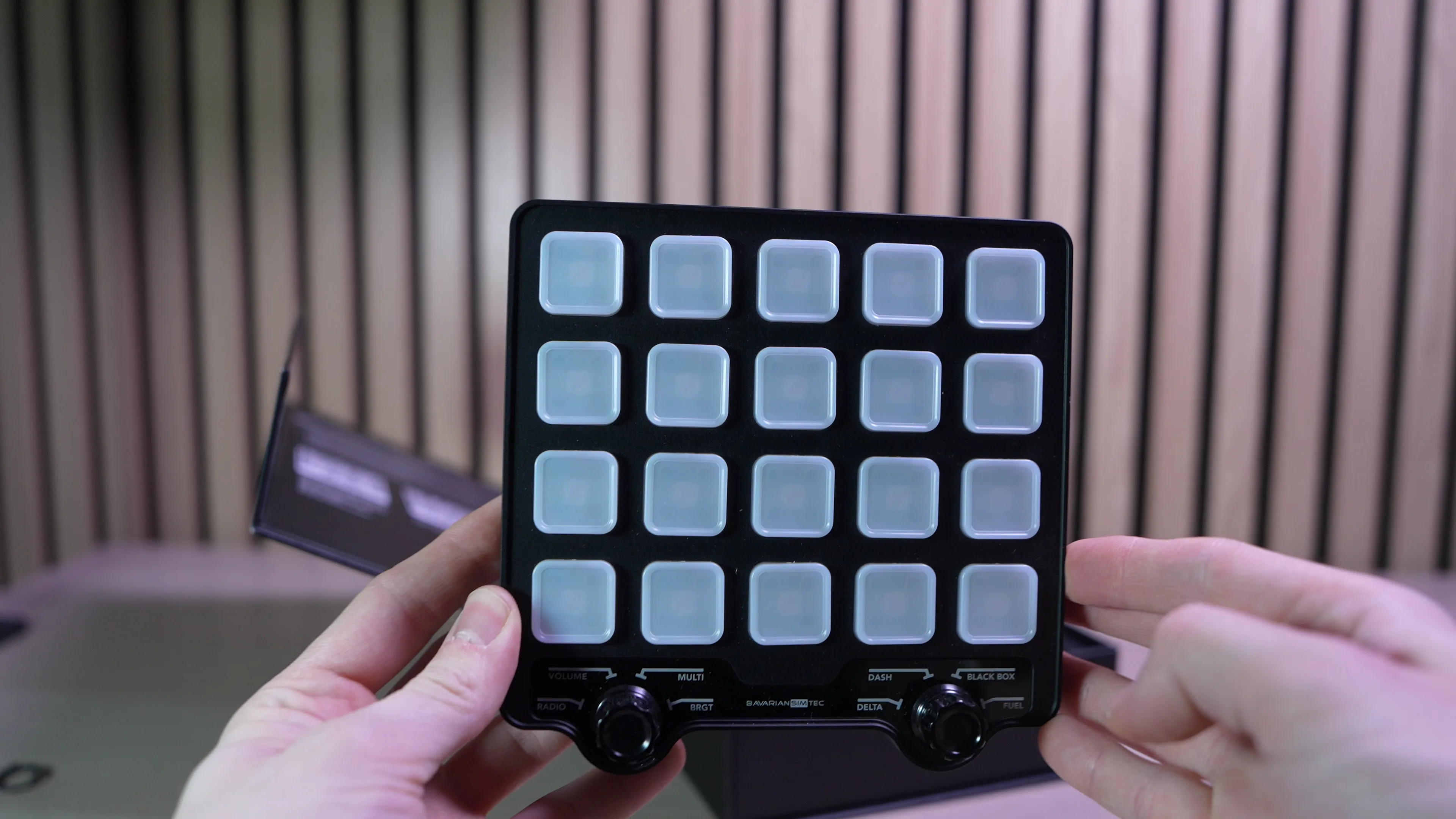 Le Control Center en main, vue de face, 20 boutons visibles
