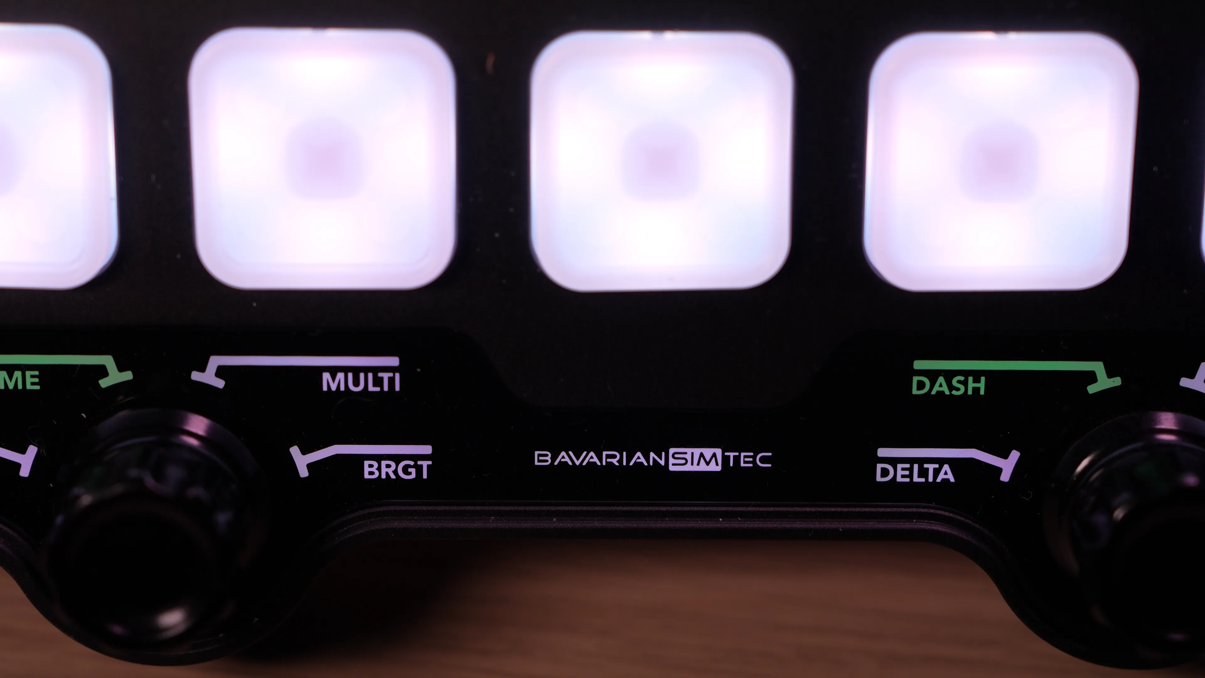 Logo Bavarian SimTec rétroéclairé entre les deux encodeurs, labels visibles