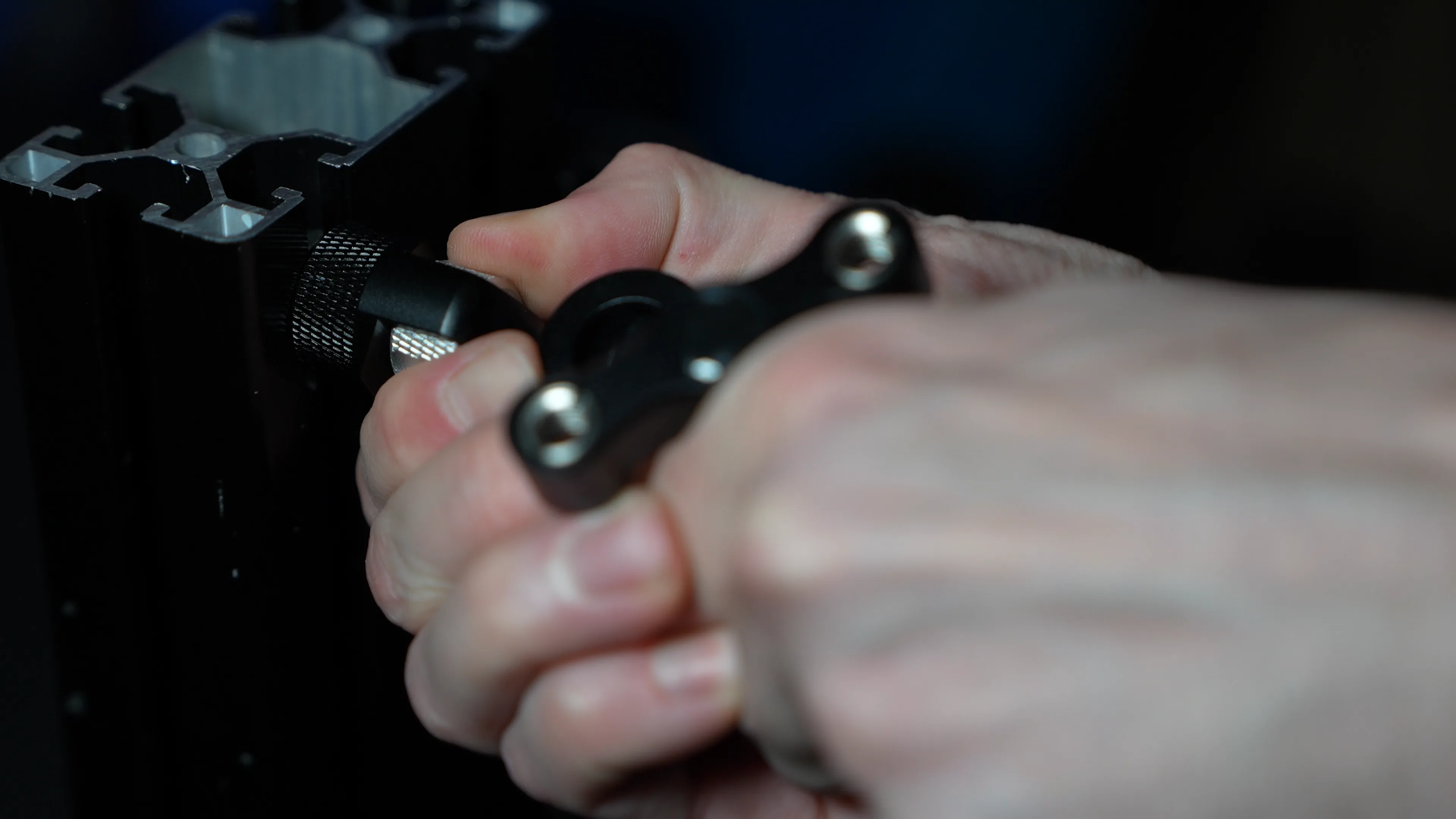 Magic Arm fixé sur profilé aluminium, serrage de la molette