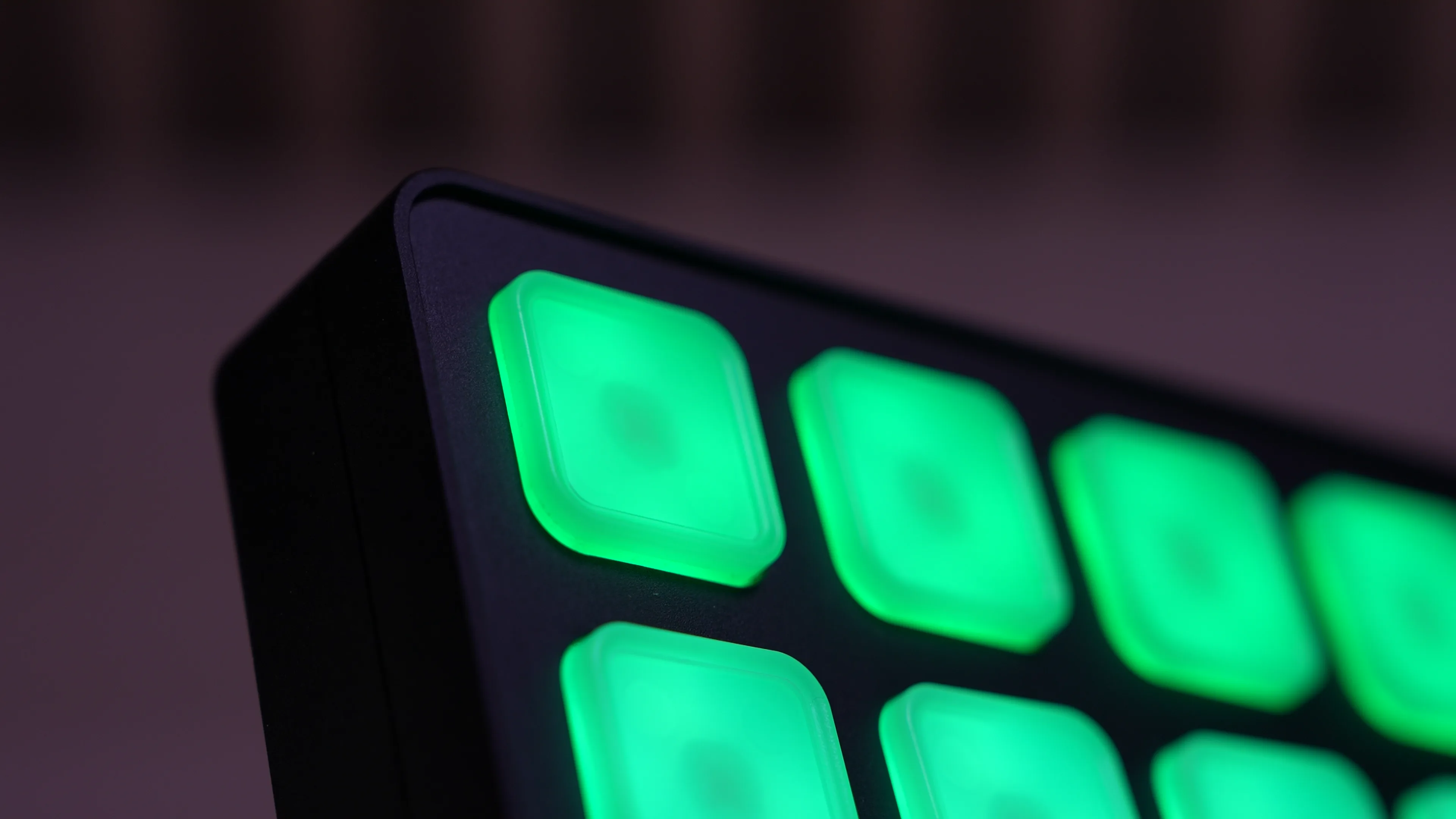 Gros plan sur les boutons RGB verts du Control Center
