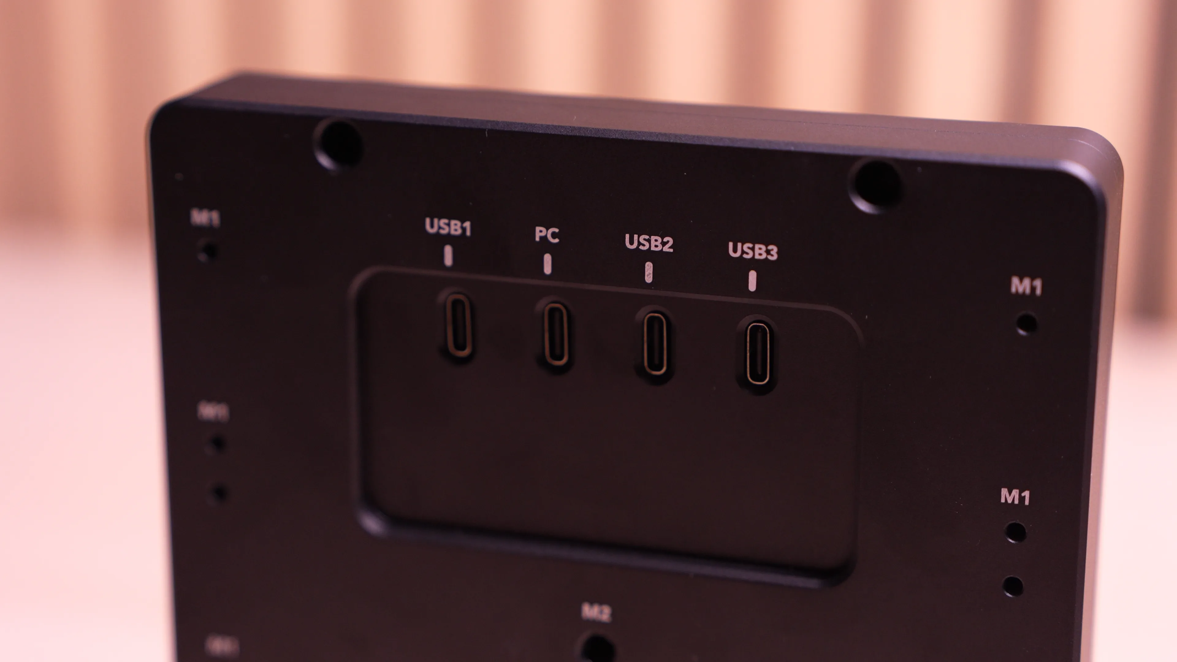 Les 4 ports USB-C à l'arrière : USB1, PC, USB2, USB3