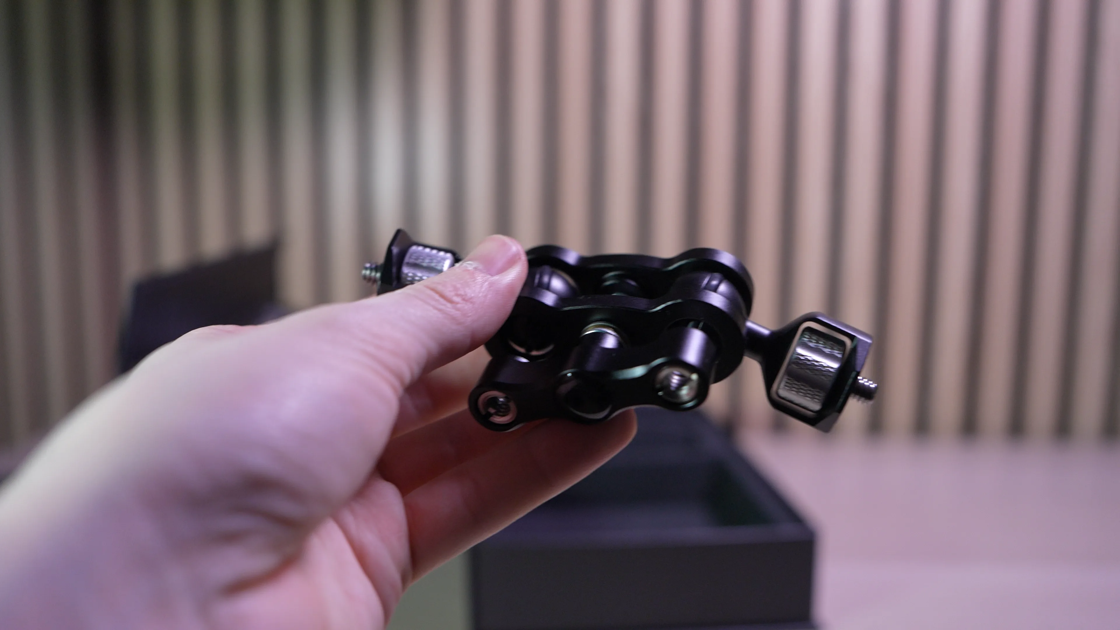 Le Magic Arm en main, bras articulé en aluminium CNC