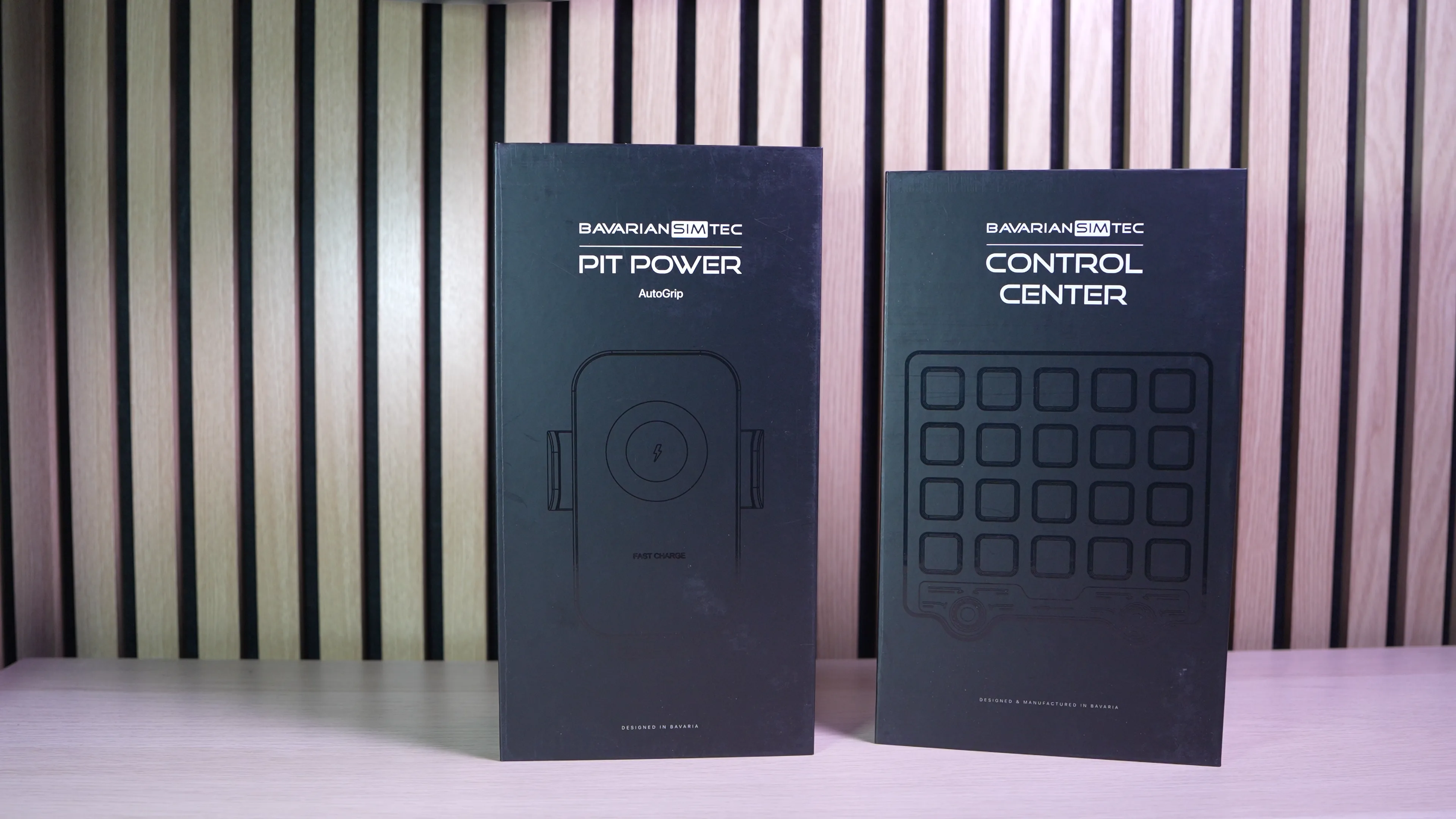Les deux boîtes Bavarian SimTec : Pit Power Auto Grip et Control Center