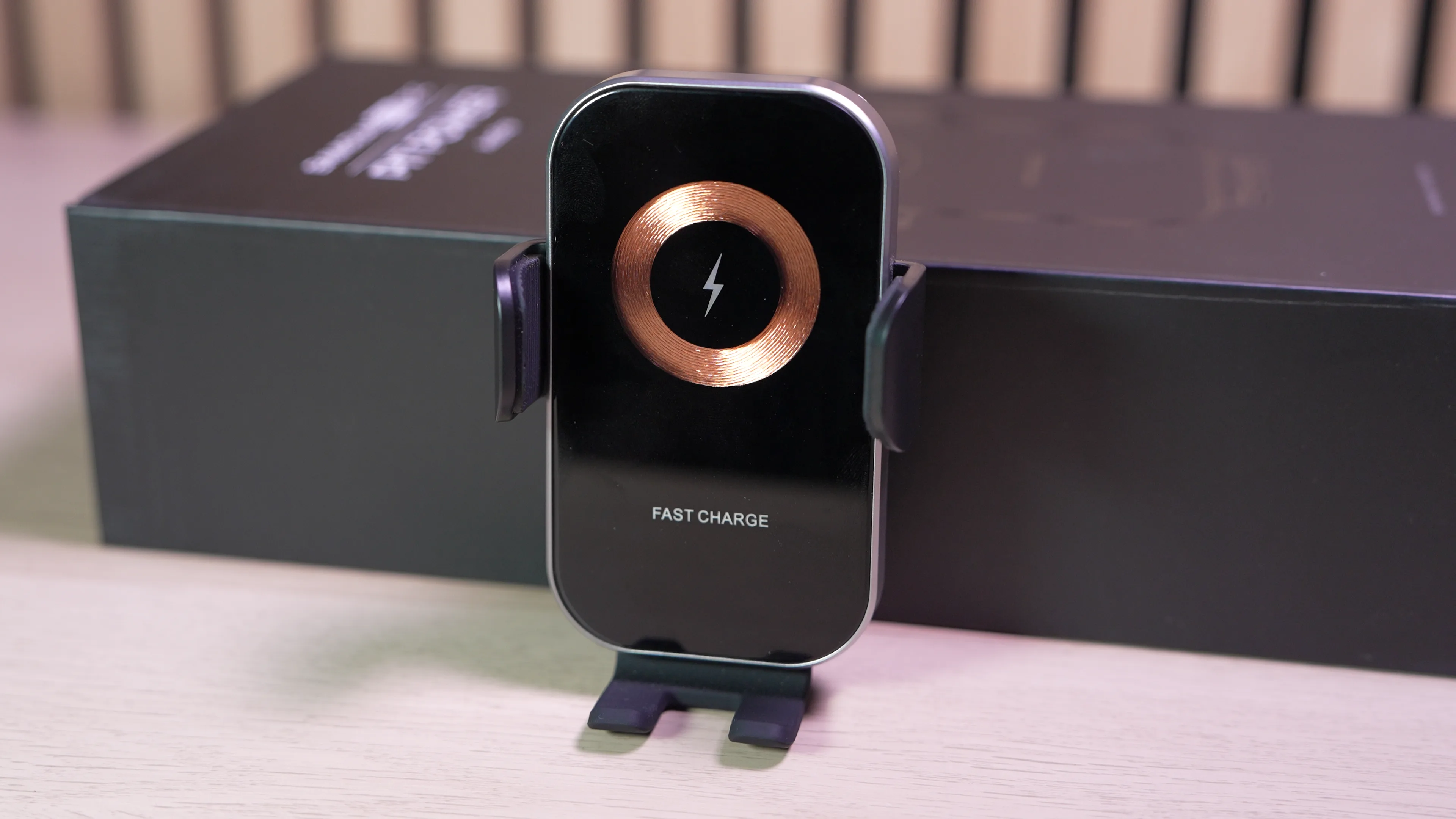 Le Pit Power Auto Grip face avant, logo Fast Charge visible