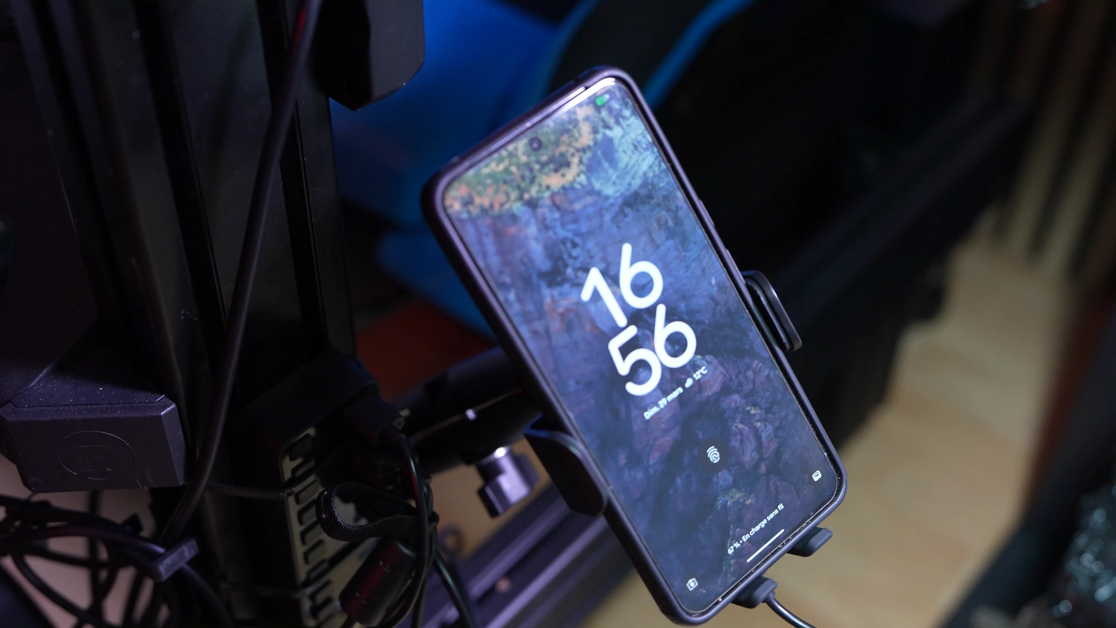 Téléphone monté et maintenu, écran visible
