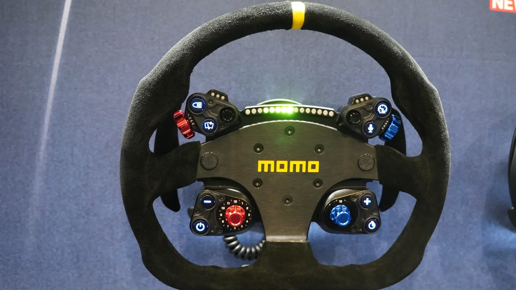 L'AURA GT 32D, la version à méplat en bas de la nouvelle gamme d'Ascher Racing. Prix pas encore annoncé.