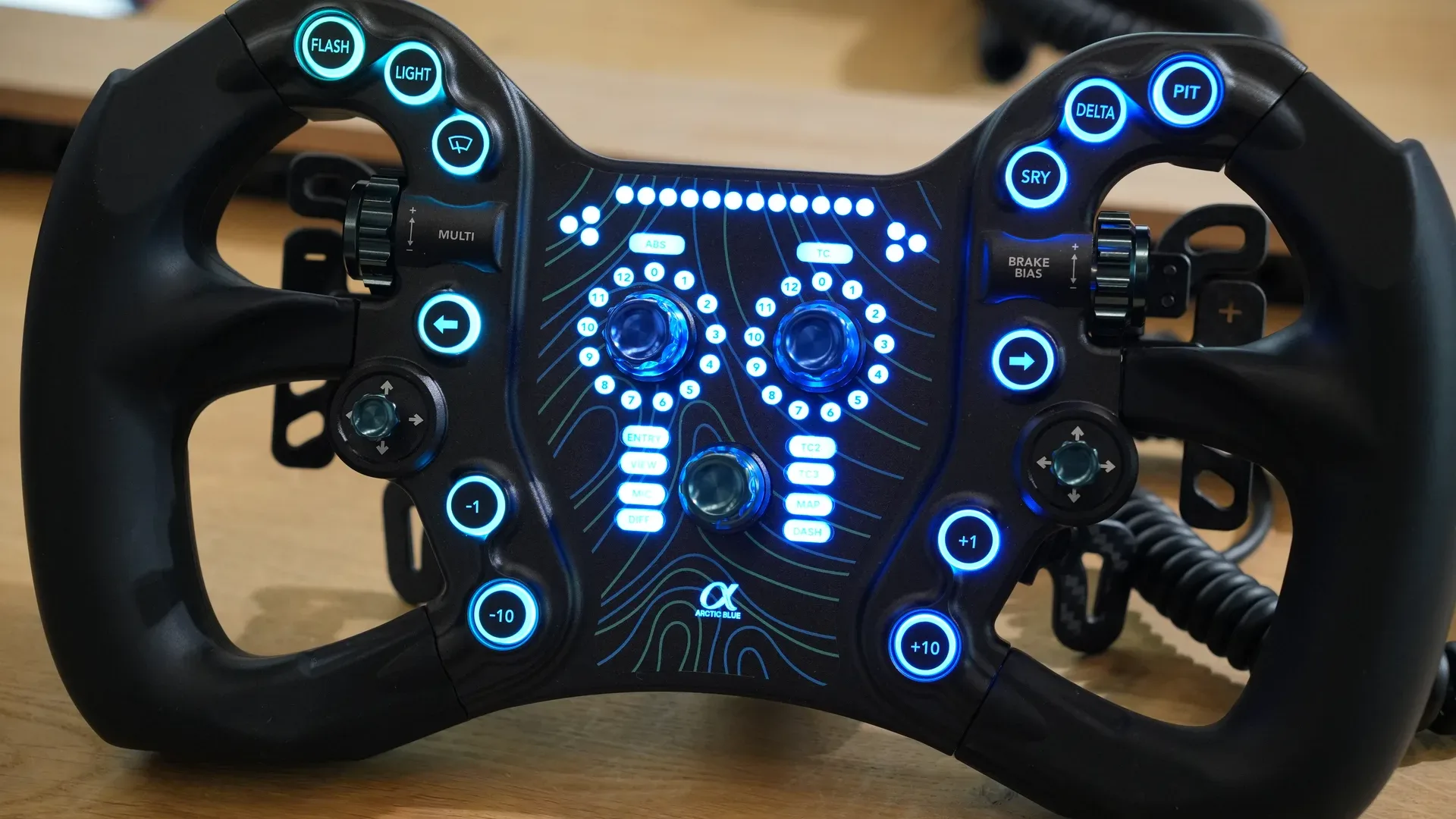 L'Alpha en finition Arctic Blue, rétroéclairage assorti.