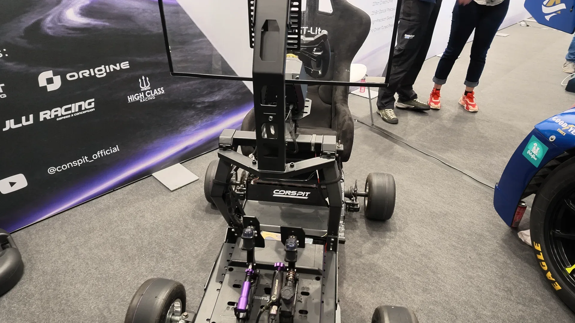 Le kart de Conspit, un baquet et une base montés sur roues. Il arpentait les allées du salon.