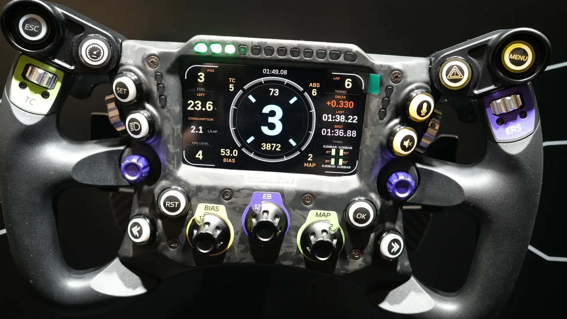 Un volant formule Conspit à écran de télémétrie intégré. Son nom n'était écrit nulle part sur le stand.