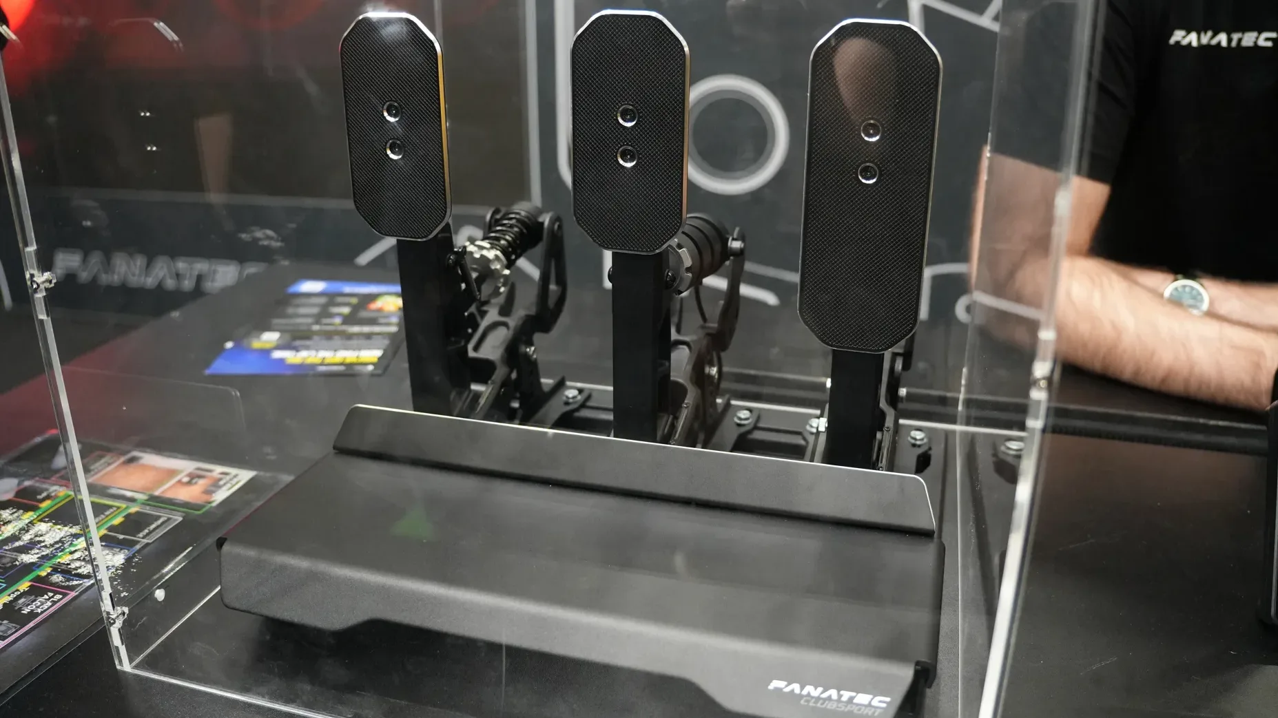 Le ClubSport Pedals V4 sous cloche, le remplaçant du V3. Fanatec l'annonce pour 2027, sans prix.