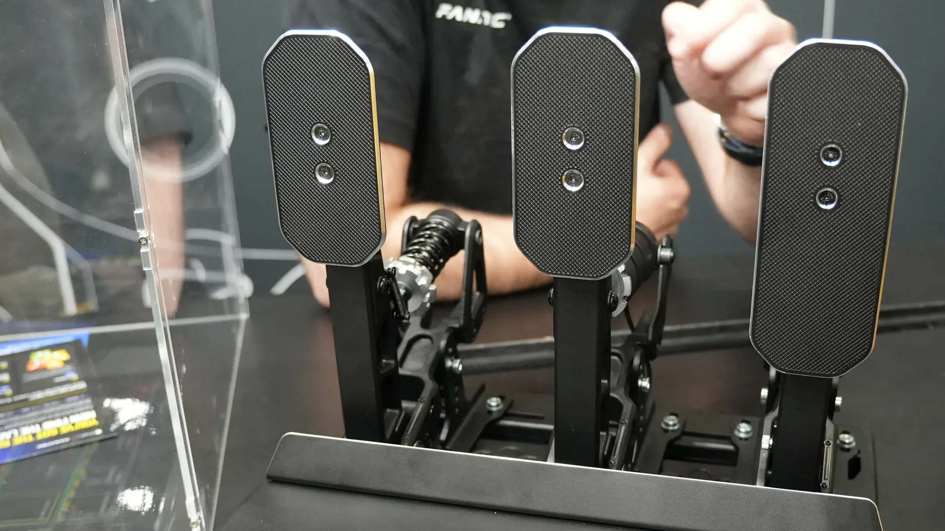 Le même ClubSport Pedals V4, sorti de sa cloche par un exposant le temps d'une démonstration.