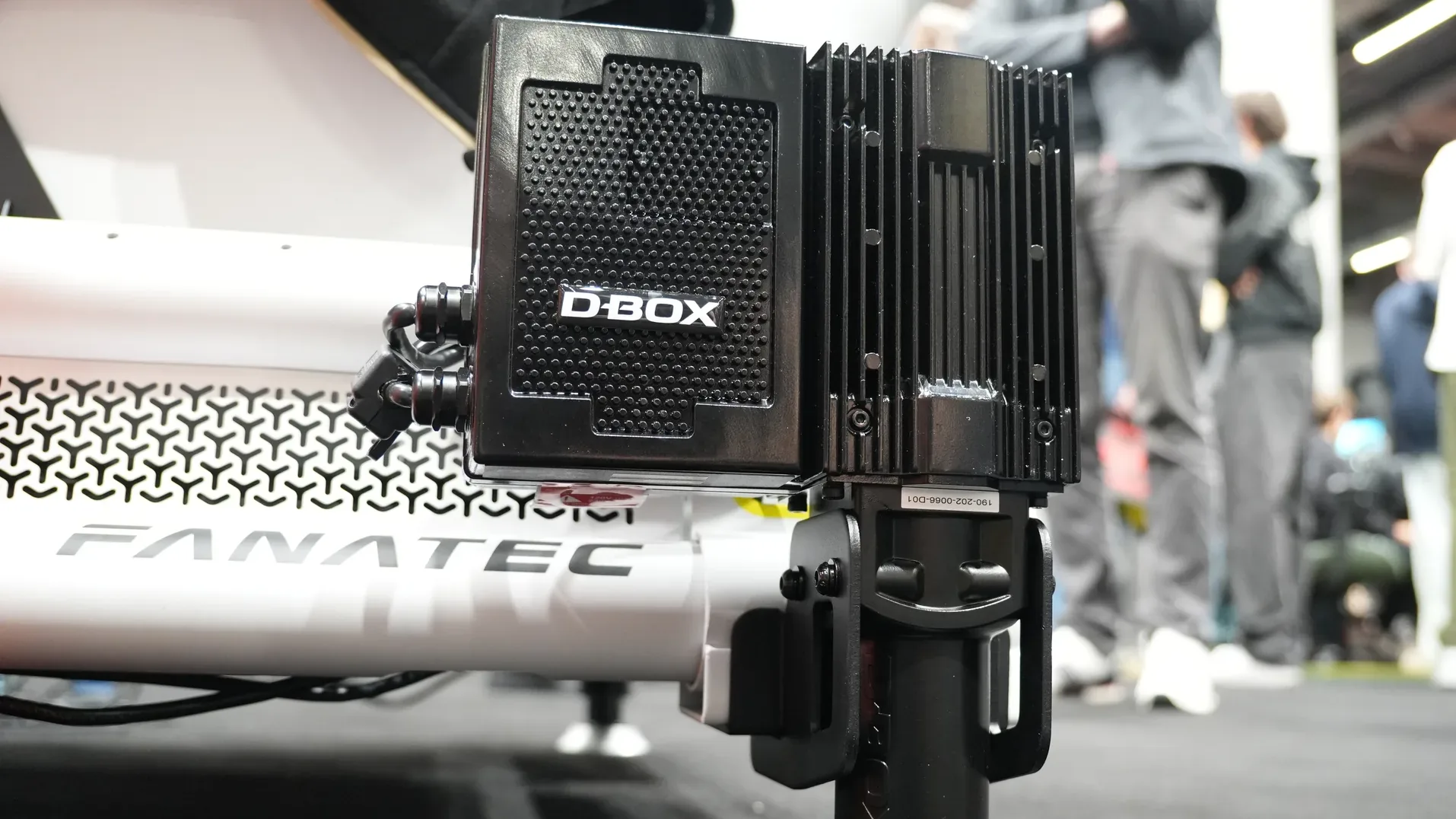 Un vérin D-BOX sous un cockpit Fanatec. Les supports dédiés au ClubSport GT Cockpit sont annoncés à 99,95 € pour cette année, selon l'organisateur.